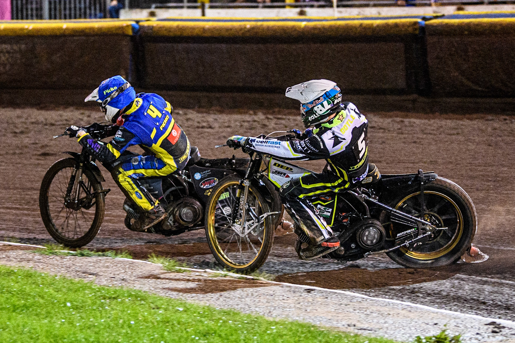 Jason Doyle (White) chases Josh Pickering (Blue) during the Sports Insure Premiership Grand Final Second Leg match between Sheffield Tigers and Ipswich Witches at Owlerton Stadium, Sheffield on Thursday 5th October 2023. (Photo: Ian Charles | MI News)