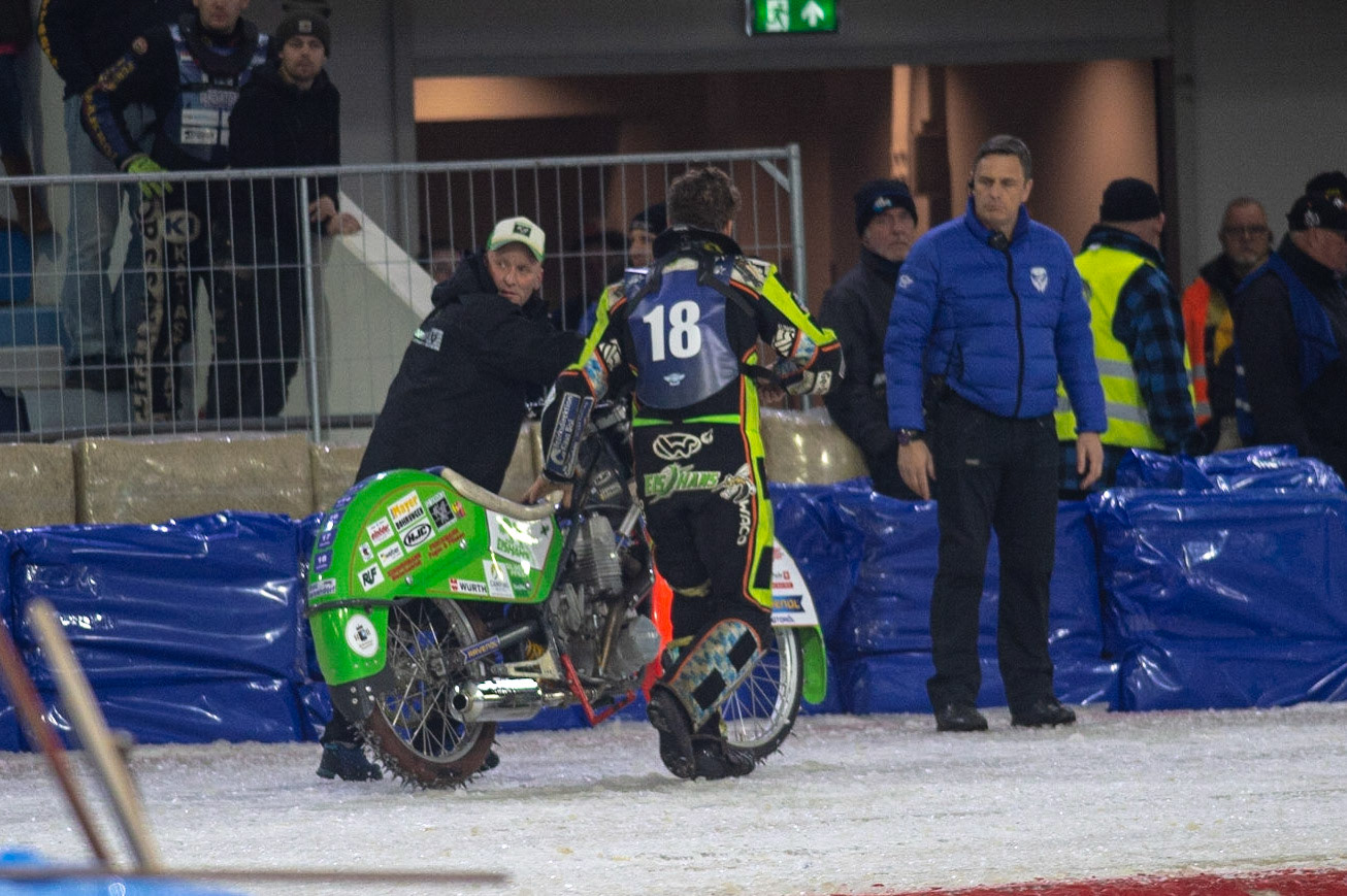 HEERENVEEN, NL. Benedict Monn (18) pushes Weber’s bike back to the pits after Weber’s crash. Monn is a team mate of Weberduring the FIM Ice Speedway Gladiators World Championship Final 3 at Ice Rink Thialf, Heerenveen on Saturday  2 April 2022. (Credit: Ian Charles | MI News)