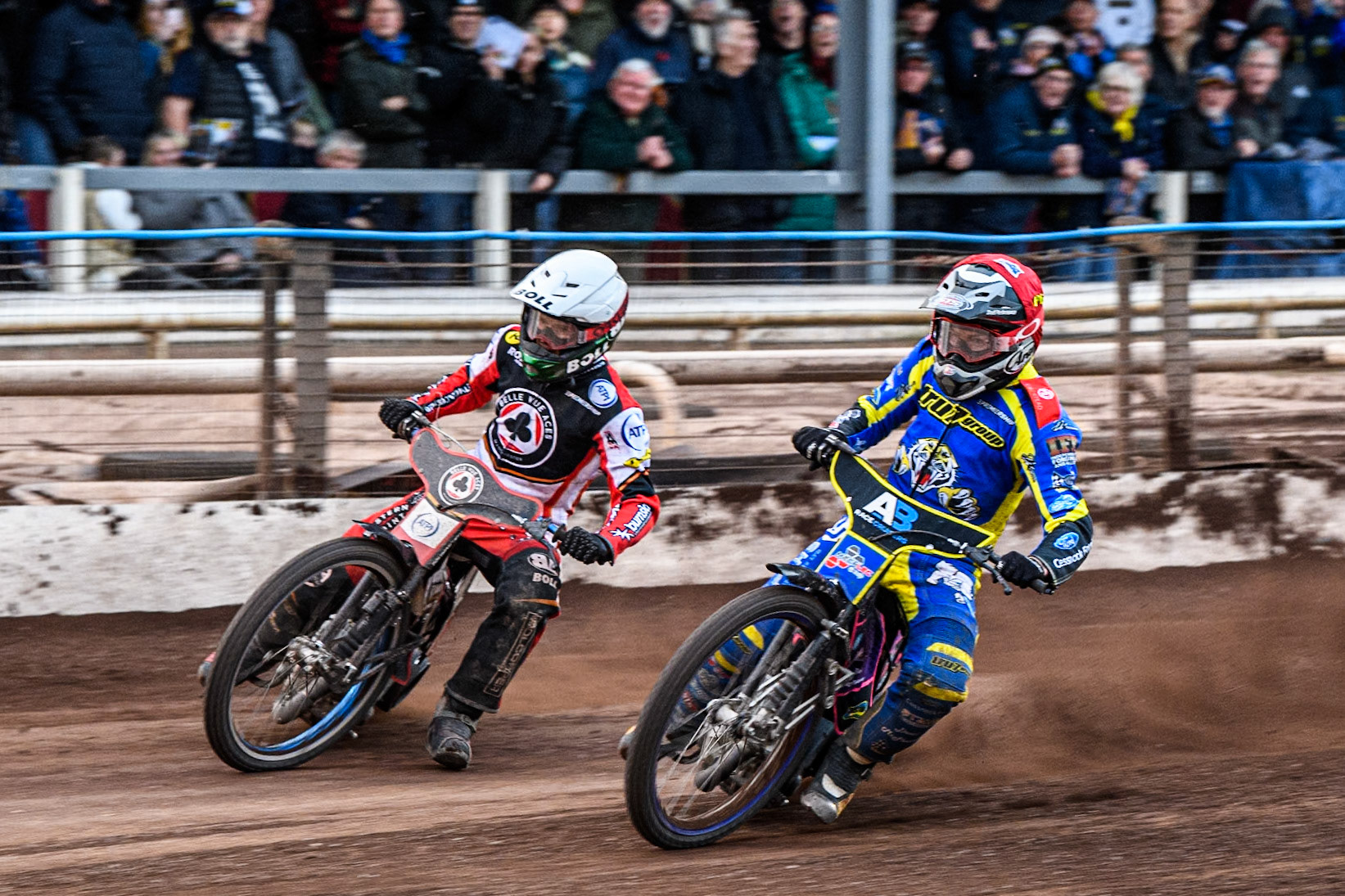 Josh Pickering of Sheffield Tigers in Red rides inside Brady Kurtz of Belle Vue Aces in White during the Rowe Motor Oil Premiership match between Sheffield Tigers and Belle Vue Aces at Owlerton Stadium, Sheffield on Monday 5th May 2025. (Photo: Ian Charles | MI News)