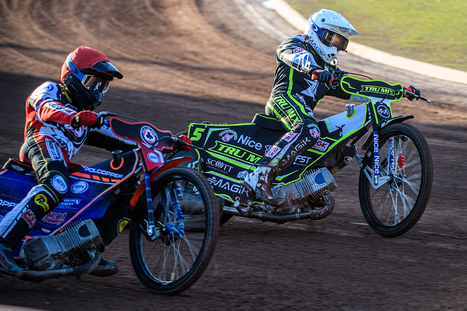 Brady Kurtz (Red) outside Emil Sayfutdinov (White) during the Sports Insure Premiership match between Belle Vue Aces and Ipswich Witches at the National Speedway Stadium, Manchester on Monday 5th June 2023. (Photo: Ian Charles | MI News)