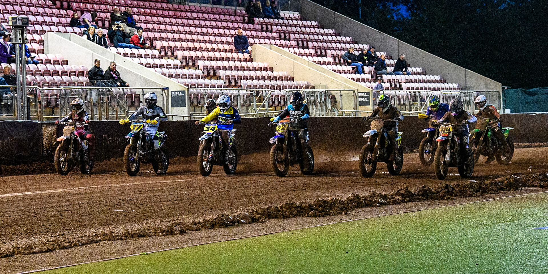 The restart of the Grand Final after a faller stopped the race during the FIM World Flat Track Championship Round 1 at the National Speedway Stadium, Manchester on Saturday 5th August 2023. (Photo: Ian Charles | MI News)