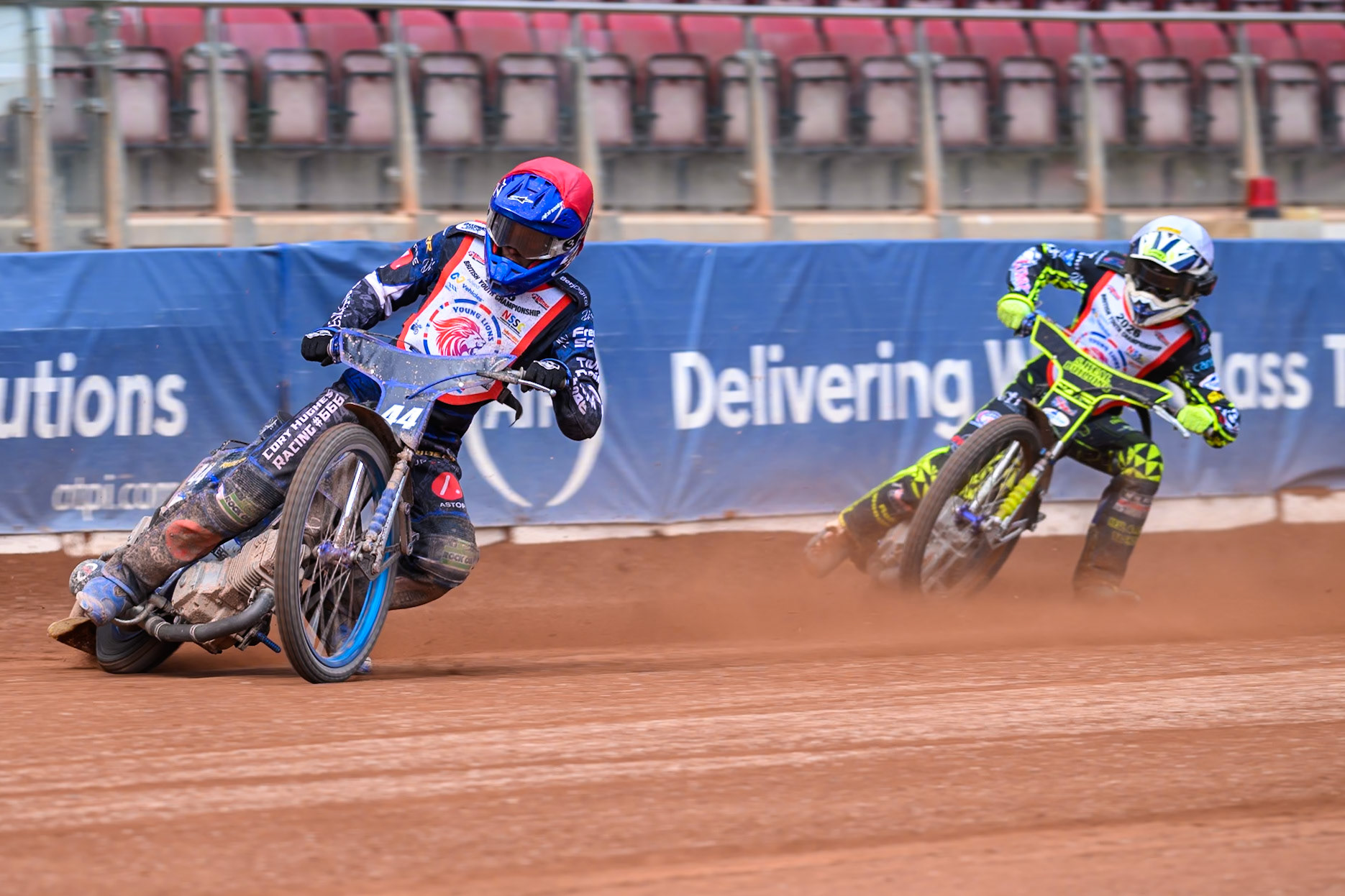 BRITISH YOUTH CHAMPIONSHIP (500cc): Charlie Southwick (44) in Red leading Oli Bovingdon (15) in White during the British Youth Speedway Championship at the National Speedway Stadium, Manchester on Sunday 10th May 2026. (Photo: Ian Charles | MI News)