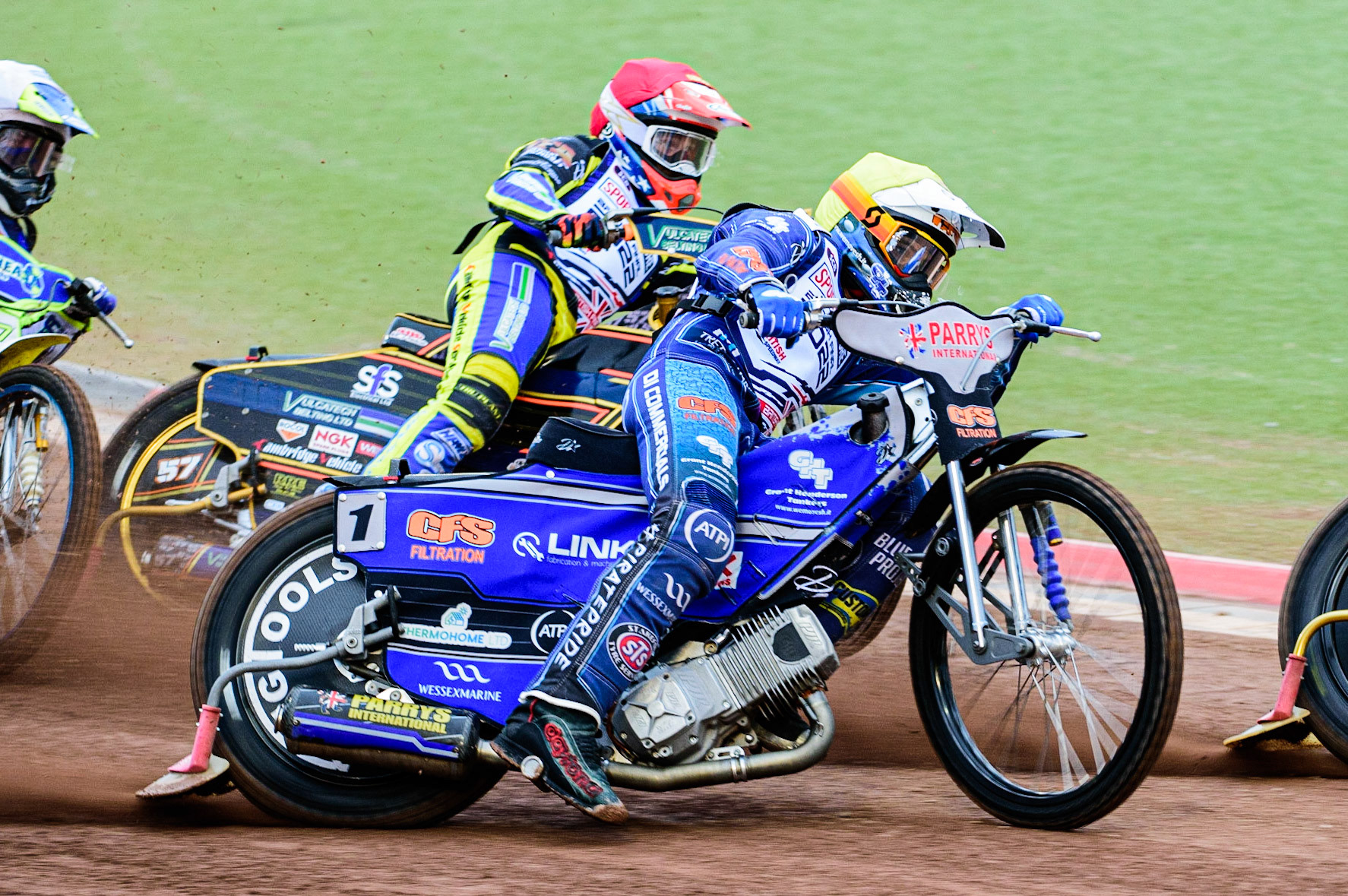 Steve Worrall  (Yellow) outside Connor Mountain (Red) during the Sports Insure British Speedway Championship Final at the National Speedway Stadium, Bellevue, Manchester, England on Monday 1st August 2022. (Photo by: Ian Charles | MI News)