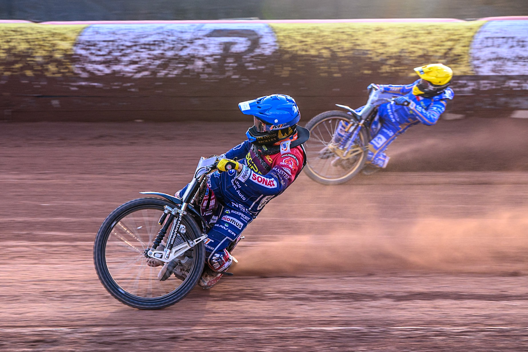 Dominik Kubera (415) of Poland in Blue leading Bartosz Zmarzlik (95) of Poland in Yellow during the ATPI FIM Speedway Grand Prix Round 5 at the National Speedway Stadium, Manchester, on Saturday 14th June 2025. (Photo: Ian Charles | MI News)