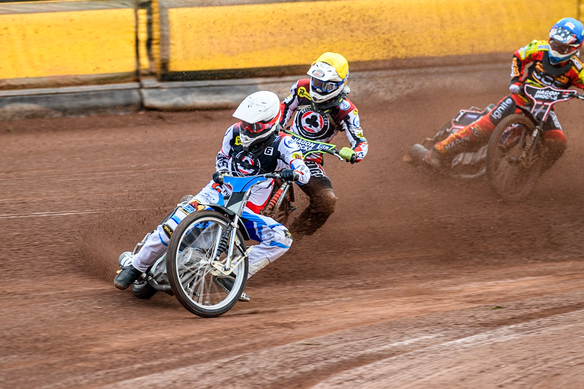 Belle Vue Aces' Antti Vuolas in White and team mate Jake Mulford in Yellow leading Leicester Lions' Sam Hagon in Blue during the Rowe Motor Oil Premiership match between Leicester Lions and Belle Vue Aces at the Pidcock Motorcycles Arena, Leicester on Thursday 25th July 2024. (Photo: Ian Charles | MI News)