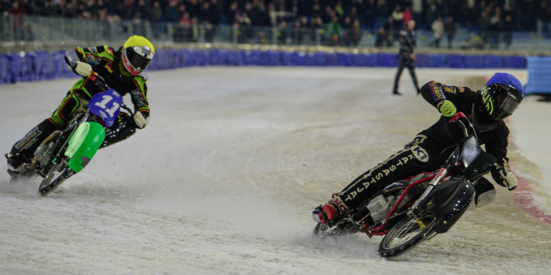 HEERENVEEN, NL. APR 1. Final ReRun 2: Henri Ahlbom \’b\ inside Benedikt Monn (Yellow)  during the ROLOEF THIJS BOKAAL  at Ice Rink Thialf, Heerenveen on Friday 1st April 2022. (Credit: Ian Charles | MI News)