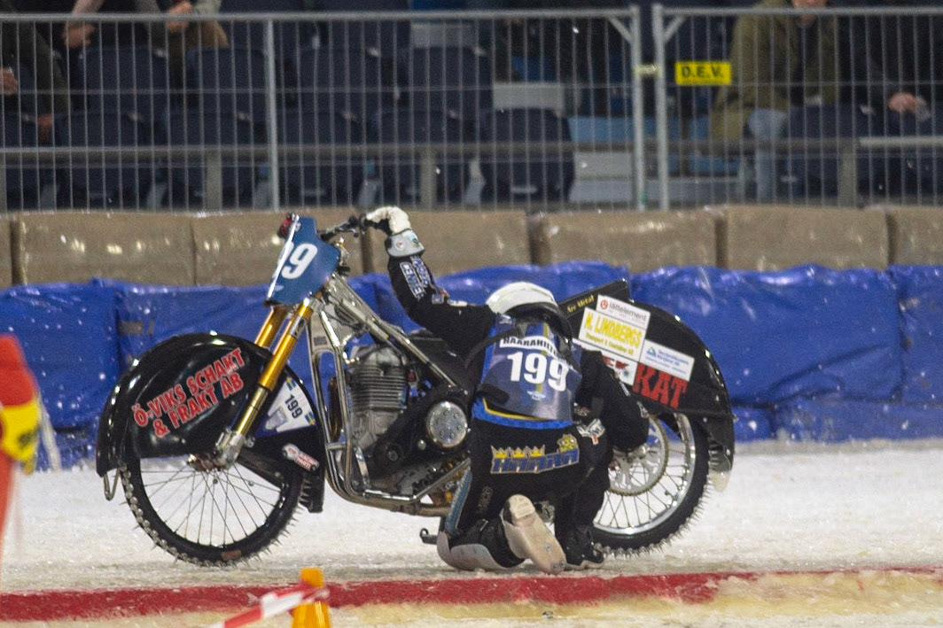 HEERENVEEN, NL. Martin Hååruhiltunen (199)  looks at his bike after his engine failure in Heat 6 during the FIM Ice Speedway Gladiators World Championship Final 3 at Ice Rink Thialf, Heerenveen on Saturday  2 April 2022. (Credit: Ian Charles | MI News)