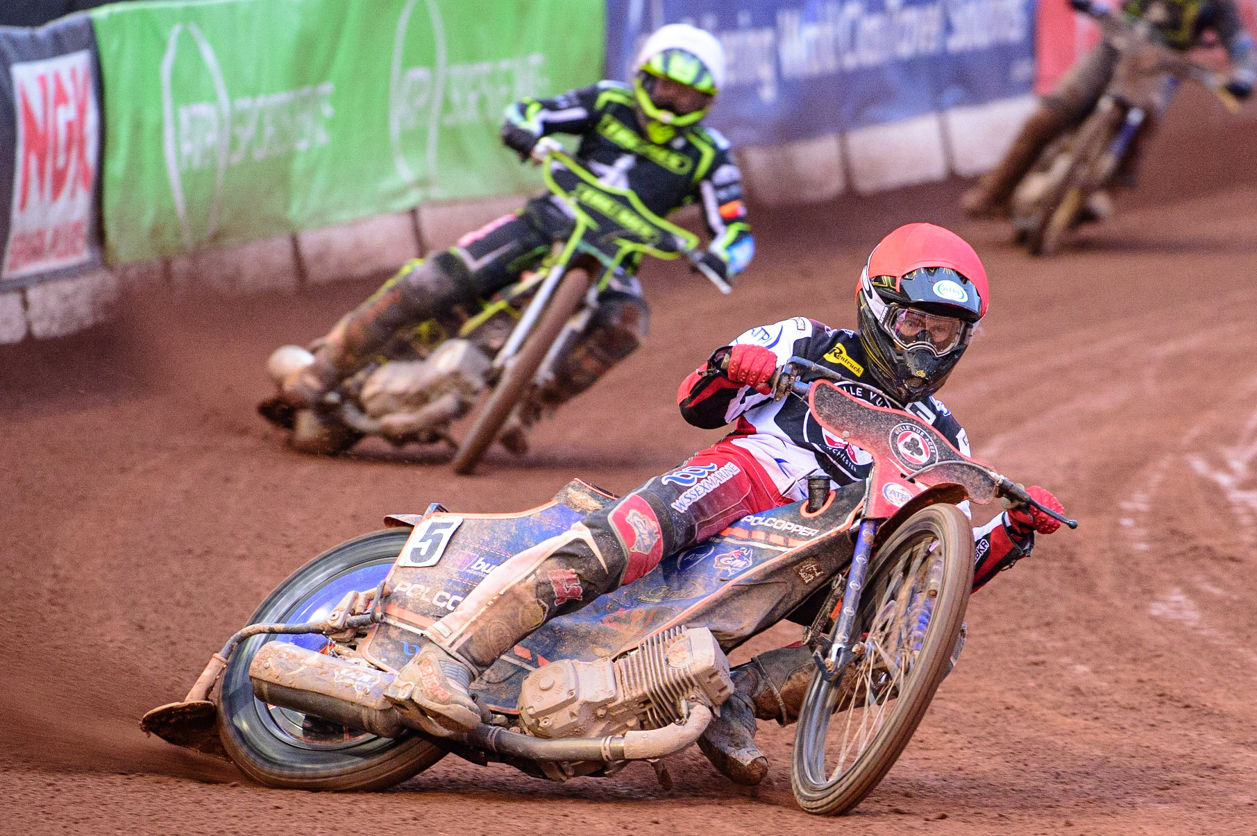 MANCHESTER, UK. JUN 6TH  Brady Kurtz  (Red) leads Danny King  (White) during the SGB Premiership match between Belle Vue Aces and Ipswich Witches at the National Speedway Stadium, Manchester on Monday 6th June 2022. (Credit: Ian Charles | MI News)