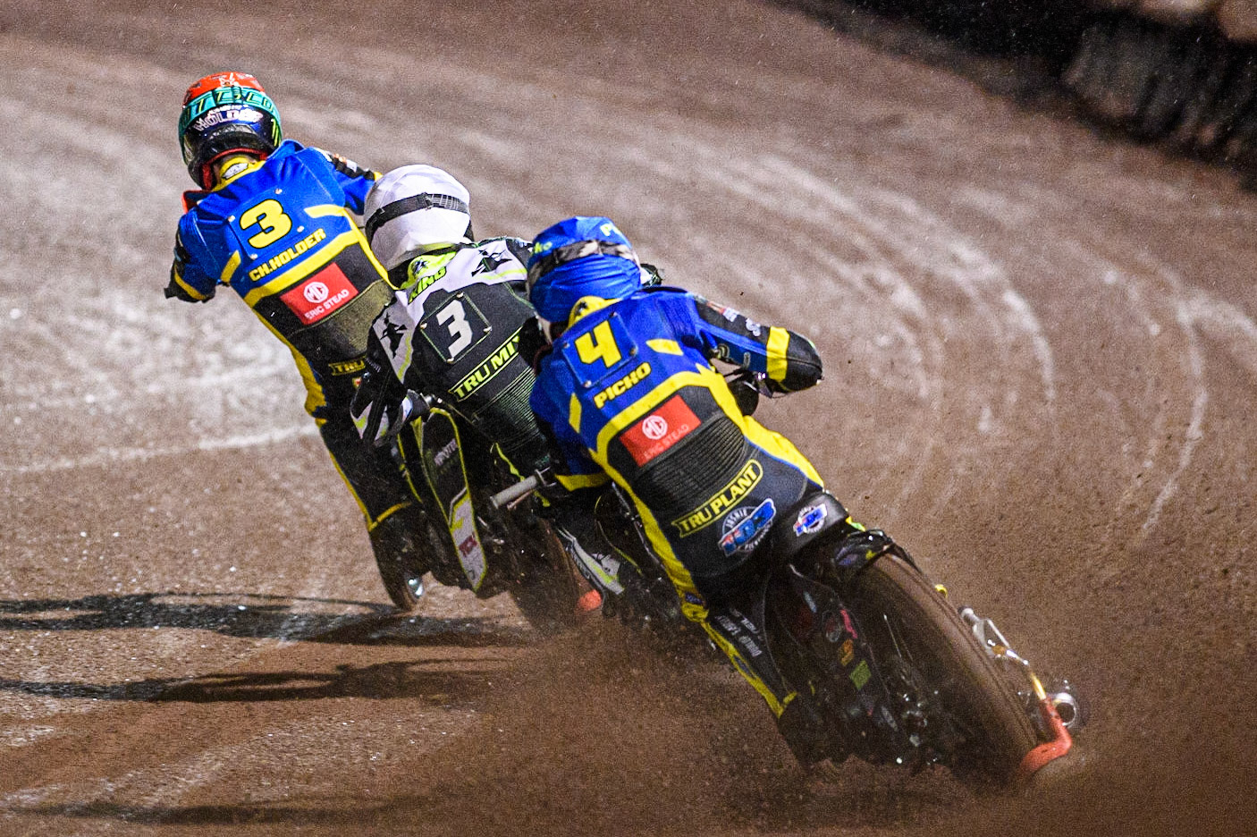 Josh Pickering (Blue) chases Danny King (White) and Chris Holder (Red) during the Sports Insure Premiership Grand Final Second Leg match between Sheffield Tigers and Ipswich Witches at Owlerton Stadium, Sheffield on Thursday 5th October 2023. (Photo: Ian Charles | MI News)