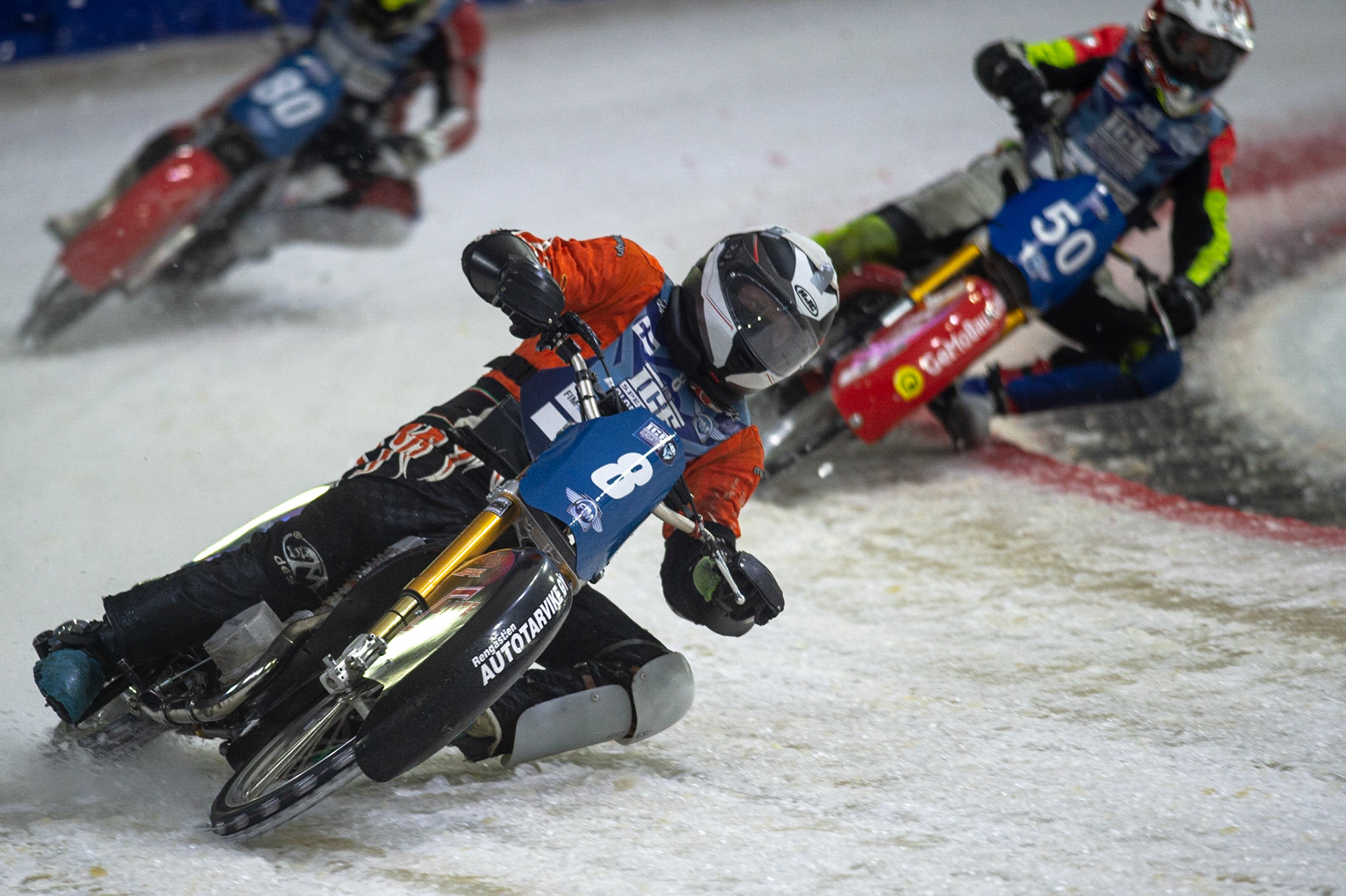 HEERENVEEN, NL. Aki Ala-Riihimäki (8) (White) leads Harald Simon (50) during the FIM Ice Speedway Gladiators World Championship Final 3 at Ice Rink Thialf, Heerenveen on Saturday  2 April 2022. (Credit: Ian Charles | MI News)