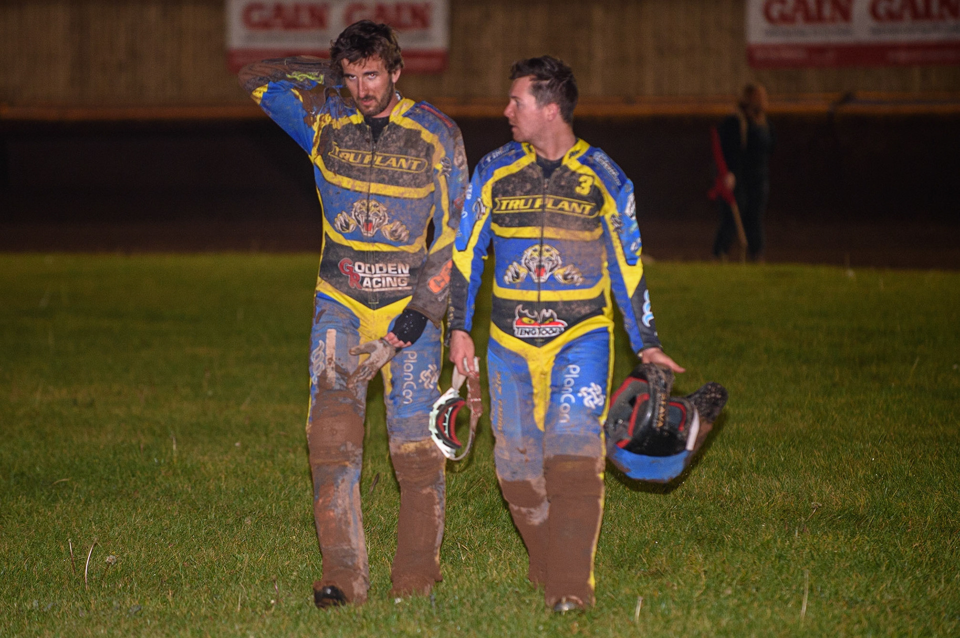 SHEFFIELD, UK. OCT 4THAdam Ellis  (left) walks back to the pits with Kyle Howarth  after his heat 13 fall during the SGB Premiership Semi Final Playoff 1st Leg between Sheffield Tigers and Belle Vue Aces at Owlerton Stadium, Sheffield on Monday 4th October 2021. (Credit: Ian Charles | MI News)