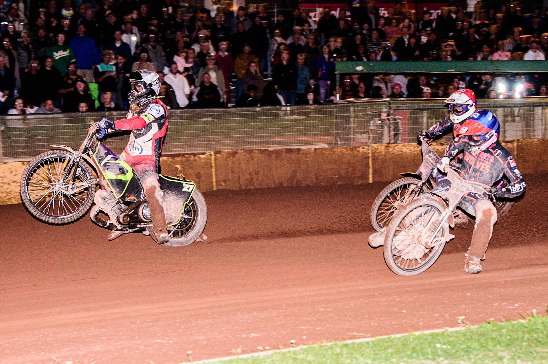 Tom Brennan (White) picks up some drive and crashes ahead of Josh Pickering (Red) and Leon Flint  (Blue) during the SGB Premiership match between Wolverhampton Wolves and Belle Vue Aces at Monmore Green Stadium, Wolverhampton on Monday 29th August 2022. (Credit: Ian Charles | MI News)