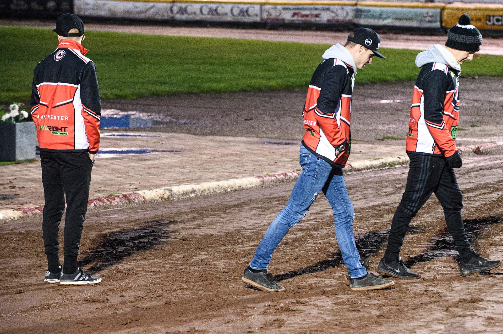SHEFFIELD, UK. OCT 4THDan Bewley  (left), Steve Worrall  (centre) and Jye Etheridge  check out the starting gateduring the SGB Premiership Semi Final Playoff 1st Leg between Sheffield Tigers and Belle Vue Aces at Owlerton Stadium, Sheffield on Monday 4th October 2021. (Credit: Ian Charles | MI News)