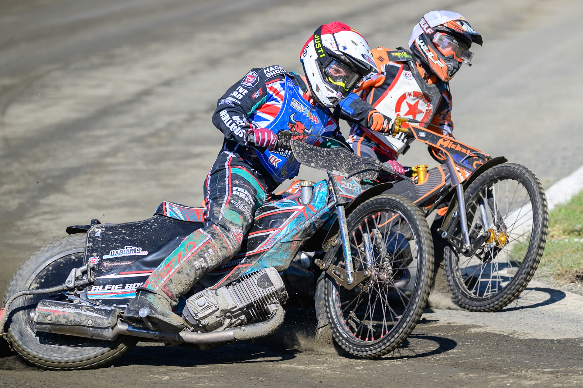 Alfie Bowtell of Buxton Bulls in Red rides outside Mickie Simpson of Stoke Potters in White during the National Development League Challenge match between Buxton Bulls and Stoke Potters at Hi-Edge Speedway, Buxton on Sunday 24th May 2026. (Photo: Ian Charles | MI News)