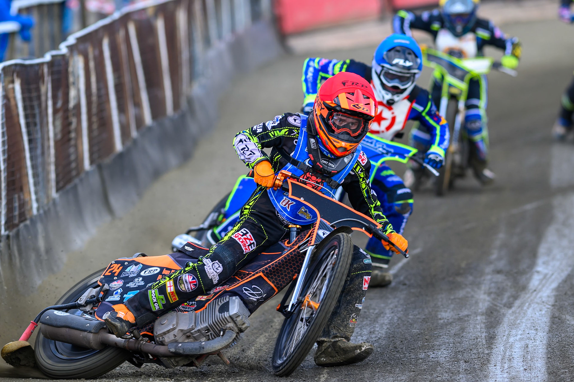 Jack Smith of Buxton Bulls  in Red leading Arran Butcher of 'The Potters' in Blue during the Regina Chains Fours at Buxton Speedway, Buxton on Sunday 5th April 2026. (Photo: Ian Charles | MI News)