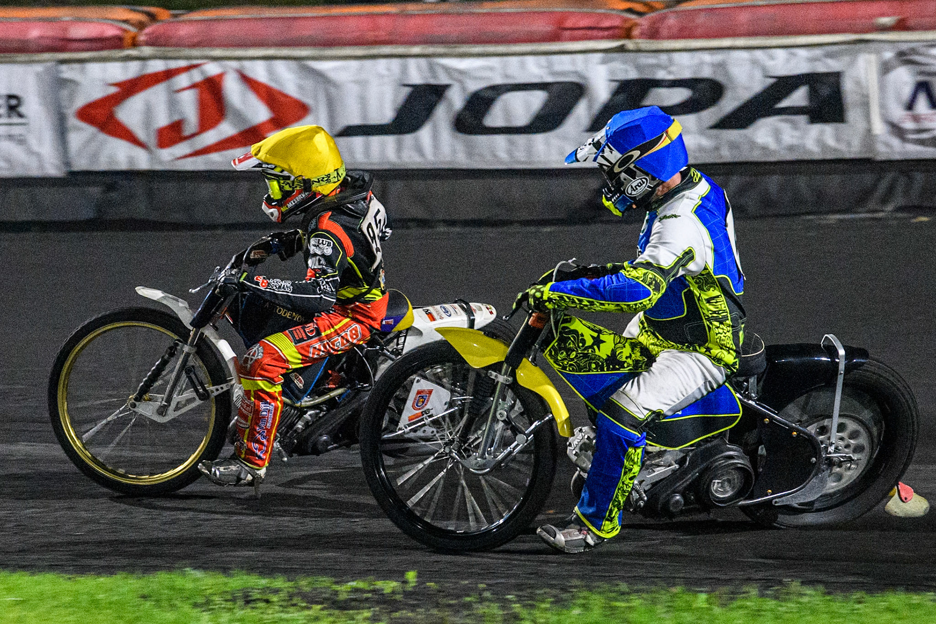 Niek Mijerink in Yellow leading \Wiebo Boumeester in Blue in the Veenoord Bokaal Support Class A Final during the Golden JOPA Helmet at Sportpark Veenoord, Veenoord, Netherlands on Saturday 21st September 2024. (Photo: Ian Charles | MI News)