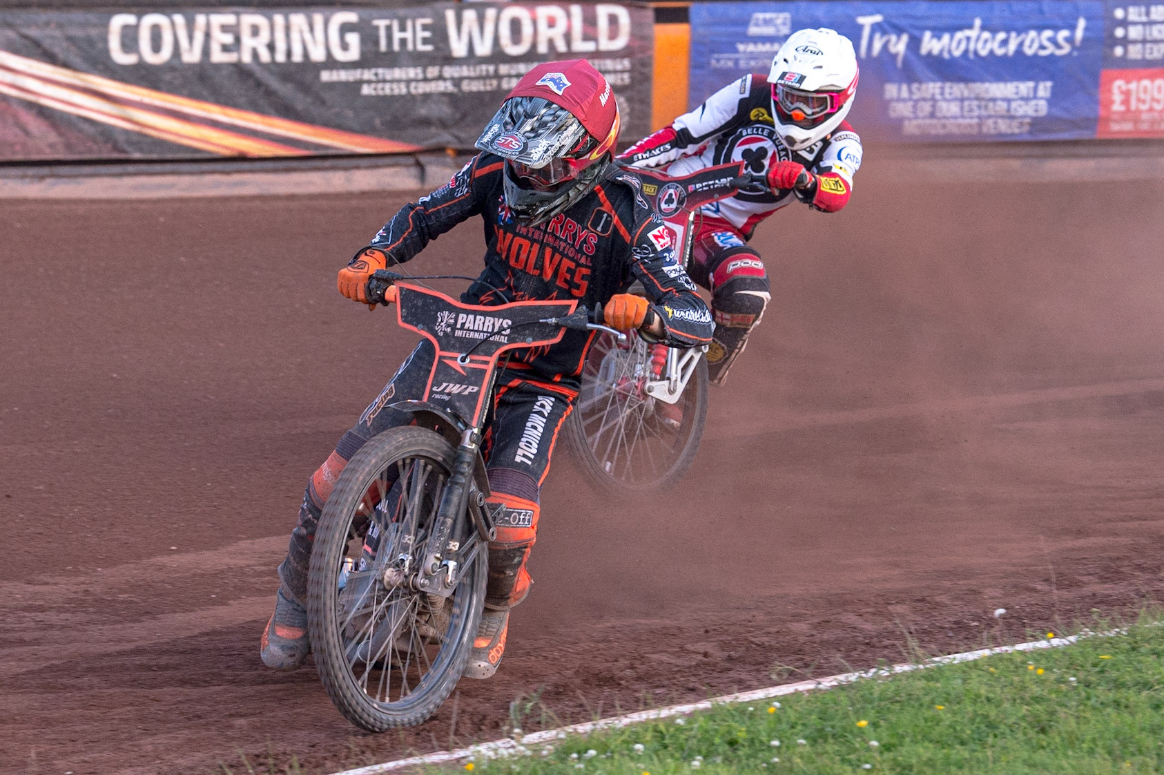 WOLVERHAMPTON, UK. JUN 20TH Sam Masters  (Red) leads Max Fricke  (White)  during the SGB Premiership match between Wolverhampton Wolves and Belle Vue Aces at Monmore Green Stadium, Wolverhampton on Monday 20th June 2022. (Credit: Ian Charles | MI News)
