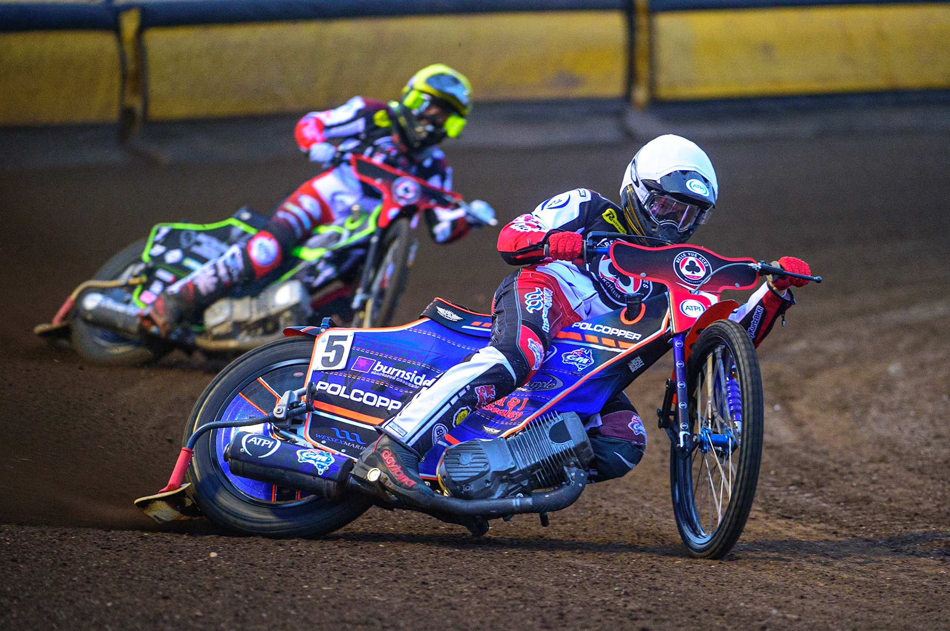 PETERBOROUGH, UK. MAY 9TH  Brady Kurtz  (White) leads team mate Tom Brennan  (Yellow) as Belle Vue take a 5-1 heat lead during the SGB Premiership match between Peterborough Panthers and Belle Vue Aces at East of England Showground, Peterborough on Monday 9th May 2022. (Credit: Ian Charles | MI News)