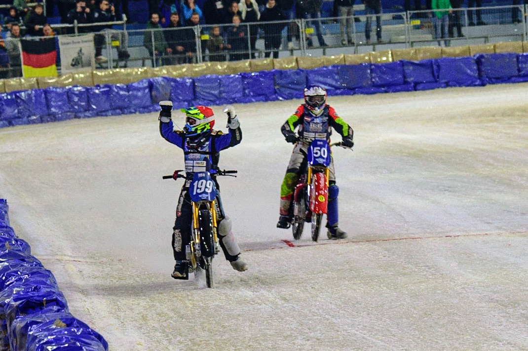 HEERENVEEN, NL.  Martin Hååruhiltunen (199)  celebrates becoming World Champion as he crosses the finish line during the FIM Ice Speedway Gladiators World Championship Final 4 at Ice Rink Thialf, Heerenveen on Sunday  3 April 2022. (Credit: Ian Charles | MI News)