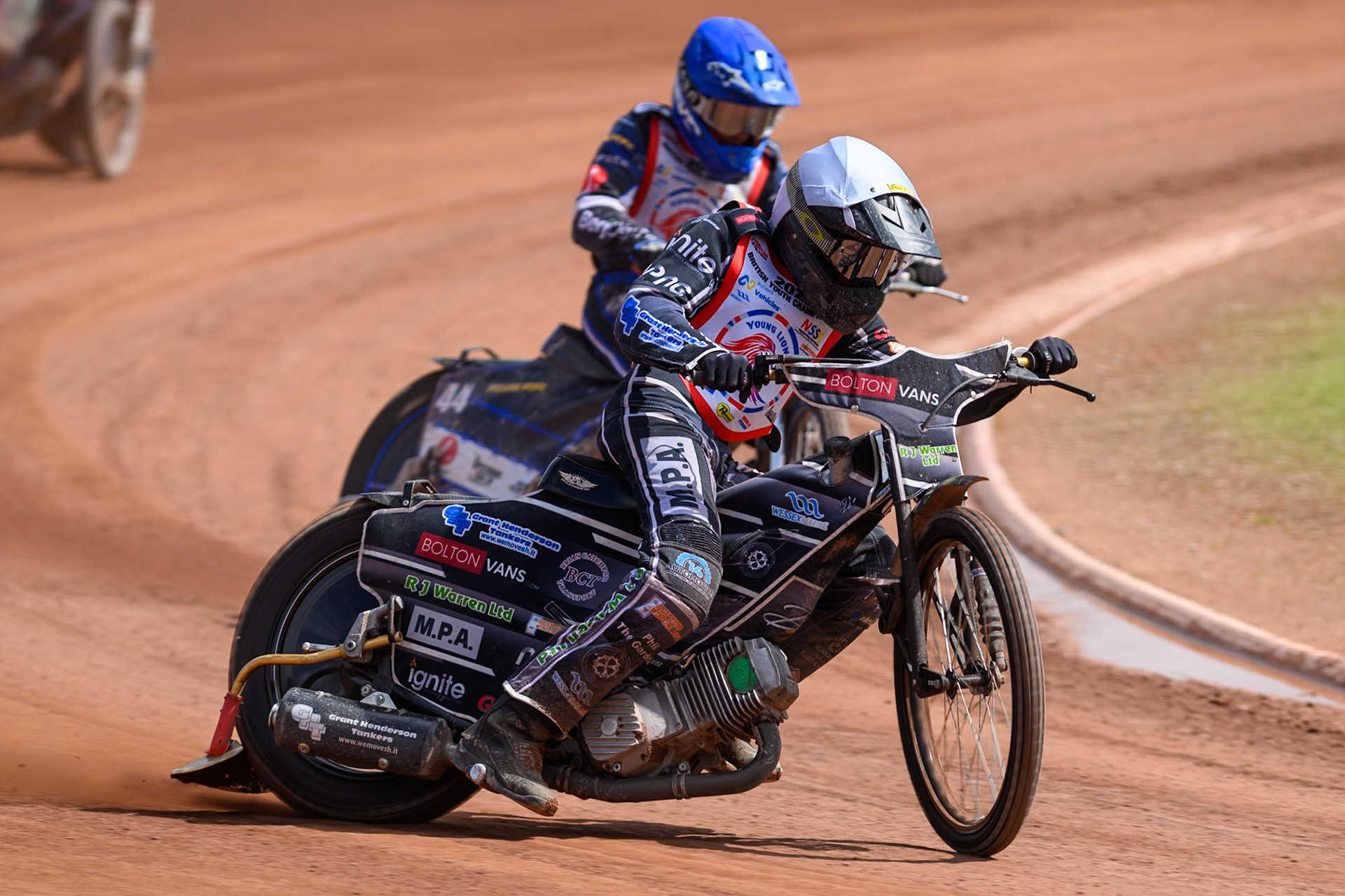BRITISH YOUTH CHAMPIONSHIP (500cc): Seth Norman (6)  in White leading Charlie Southwick (44) in Blue during the British Youth Speedway Championship at the National Speedway Stadium, Manchester on Sunday 10th May 2026. (Photo: Ian Charles | MI News)