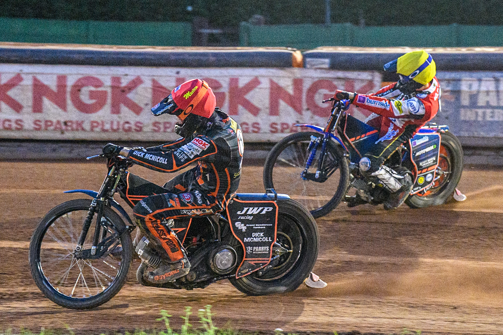 Sam Masters (Red) leads Brady Kurtz (Yellow) during the Sports Insure Premiership match between Wolverhampton Wolves and Belle Vue Aces at Monmore Green Stadium, Wolverhampton on Monday 10th July 2023. (Photo: Ian Charles | MI News)