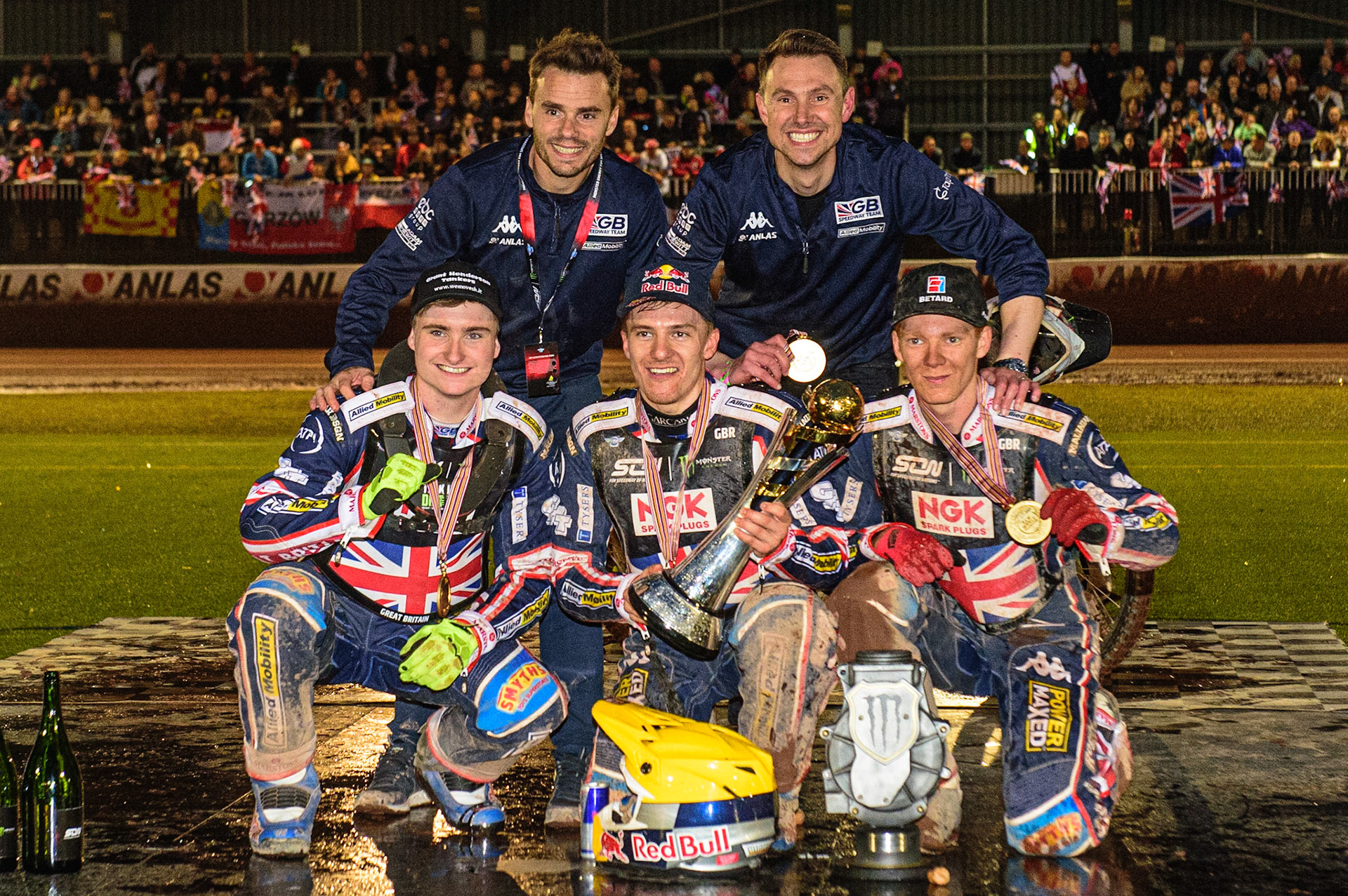 MANCHESTER, UK. OCT 17TH Great Britain - Speedway of Nations Champions: (Rear l-r) Ollie Allen and Simon Stead (joint managers),(Kneeling l-r): Tom Brennan , Robert Lambert, Dan Bewley during the Monster Energy FIM Speedway of Nations at the National Speedway Stadium, Manchester on Sunday  17th October 2021. (Credit: Ian Charles | MI News)