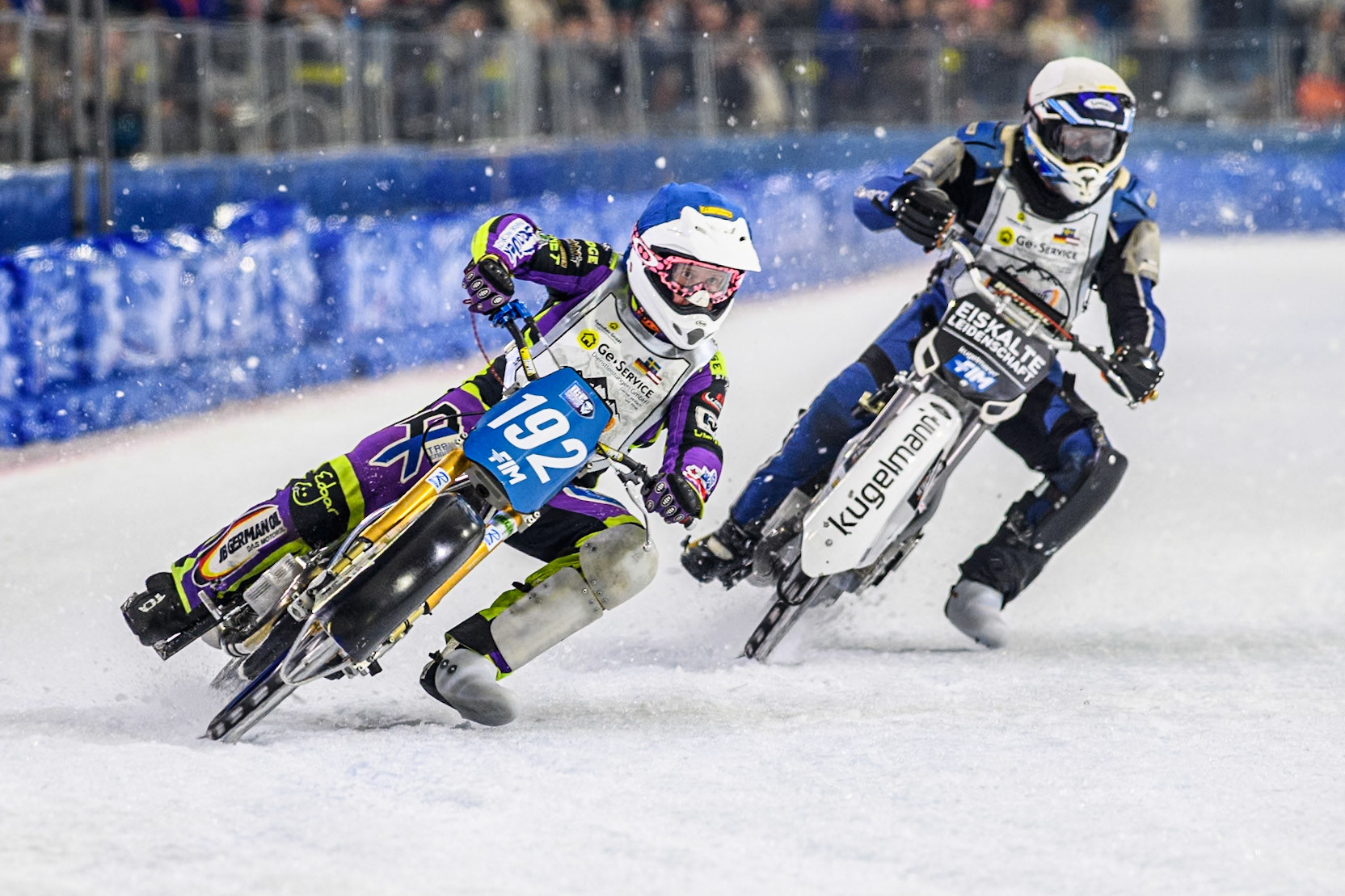 Paul Cooper of Great Britain in Blue passes Reinhard Greisel of Germany in White during the Roelof Thijs Bokaal, Ice Rink Thialf, Heerenveen, Netherlands on Friday 4th April 2025. (Photo: Ian Charles | MI News)