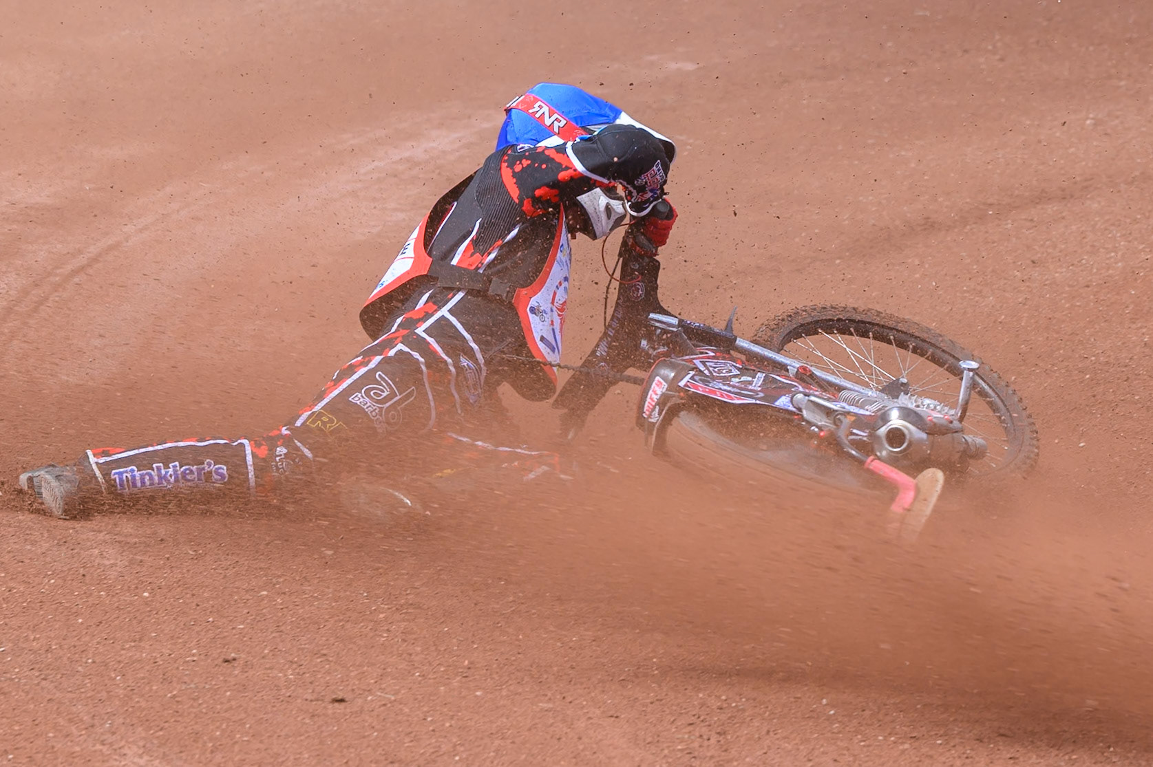 BRITISH YOUTH CHAMPIONSHIP (500cc): Kayden Mundy (8) in Red rides inside Dylan Huthwaite (9)  in Blue who then falls during the British Youth Speedway Championship at the National Speedway Stadium, Manchester on Sunday 10th May 2026. (Photo: Ian Charles | MI News)