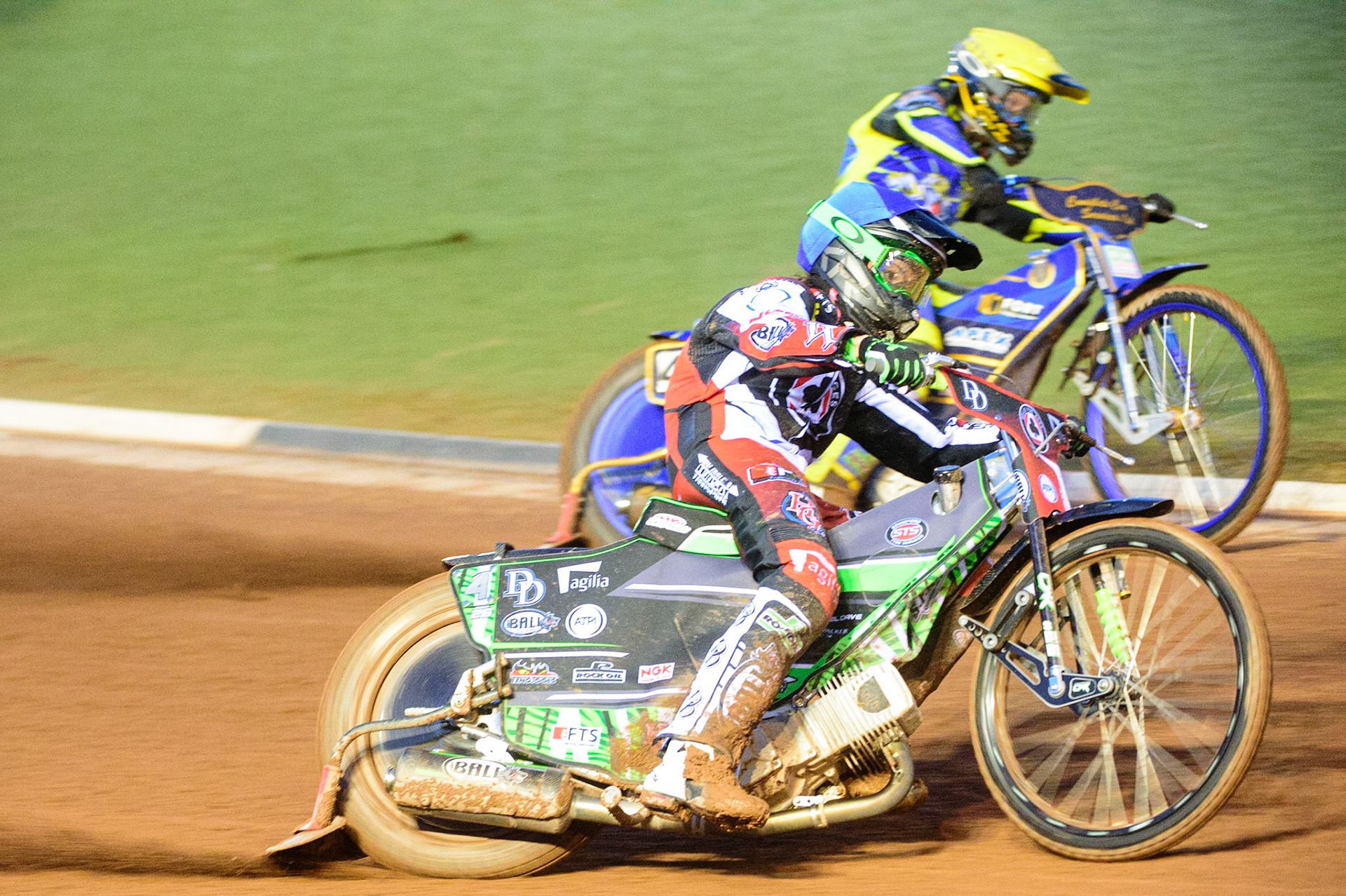 MANCHESTER, UK.  MAR 28TH.  Charles Wright of Belle Vue  (Blue) outside Kyle Howarth of Sheffield  (Yellow) during the SGB Premiership League Cup match between Belle Vue Aces and Sheffield Tigers at the National Speedway Stadium, Manchester on Monday 28th March 2022. (Credit: Ian Charles | MI News)