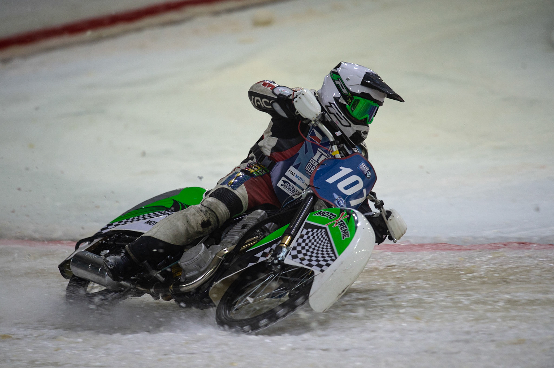 HEERENVEEN, NL. Andrej Divis (107) in action during the FIM Ice Speedway Gladiators World Championship Final 3 at Ice Rink Thialf, Heerenveen on Saturday  2 April 2022. (Credit: Ian Charles | MI News)