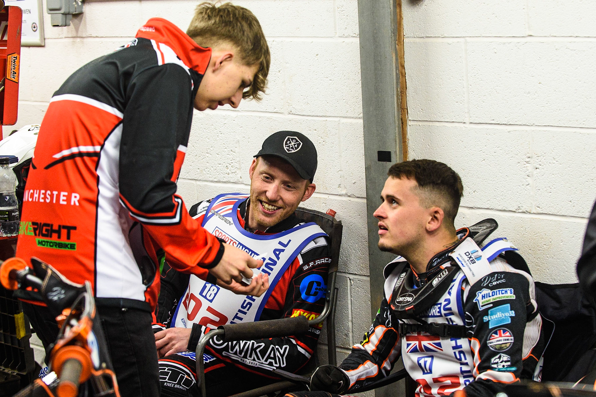 MANCHESTER, UK. AUGUST 16TH   Dan The Magic man does a trick for reserves Paul Bowen (left) and Jack Smith during the Sports Insure British Speedway Finals at the National Speedway Stadium, Manchester on Monday 16th August 2021. (Credit: Ian Charles | MI News)
