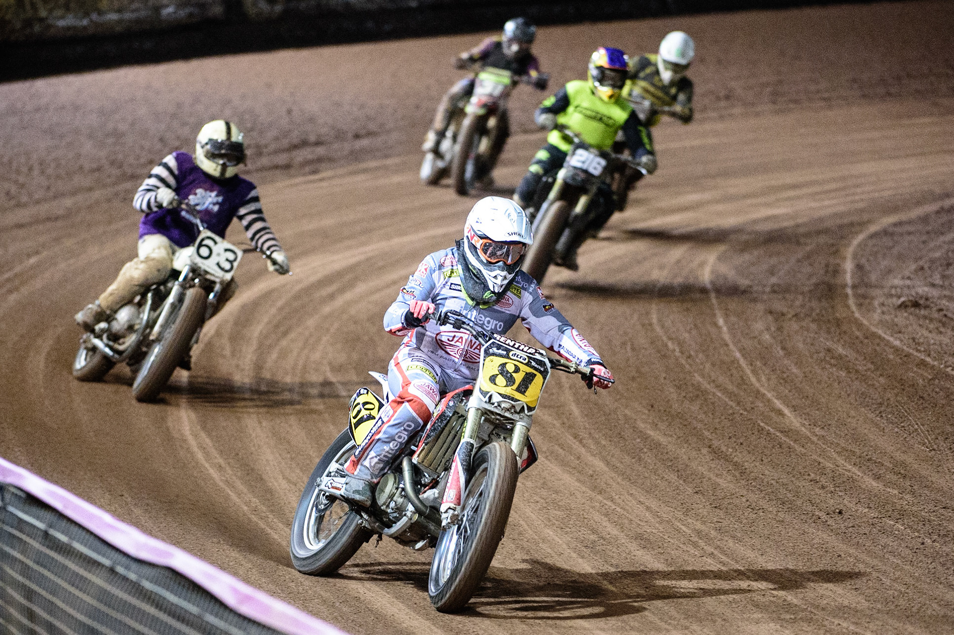 MANCHESTER, UK. OCT 30TH   Mike Goodfellow (81) leads Oddies Danann (63) and the rest of the pack during the Manchester Masters Sidecar Speedway and Flat Track Racing at the National Speedway Stadium, Manchester on Saturday 30th October 2021. (Credit: Ian Charles | MI News)