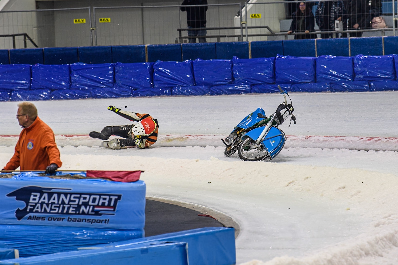 Melwin Björklin of Sweden falls when eating the Grand Final during the Roelof Thijs Bokaal, Ice Rink Thialf, Heerenveen, Netherlands on Friday 4th April 2025. (Photo: Ian Charles | MI News)