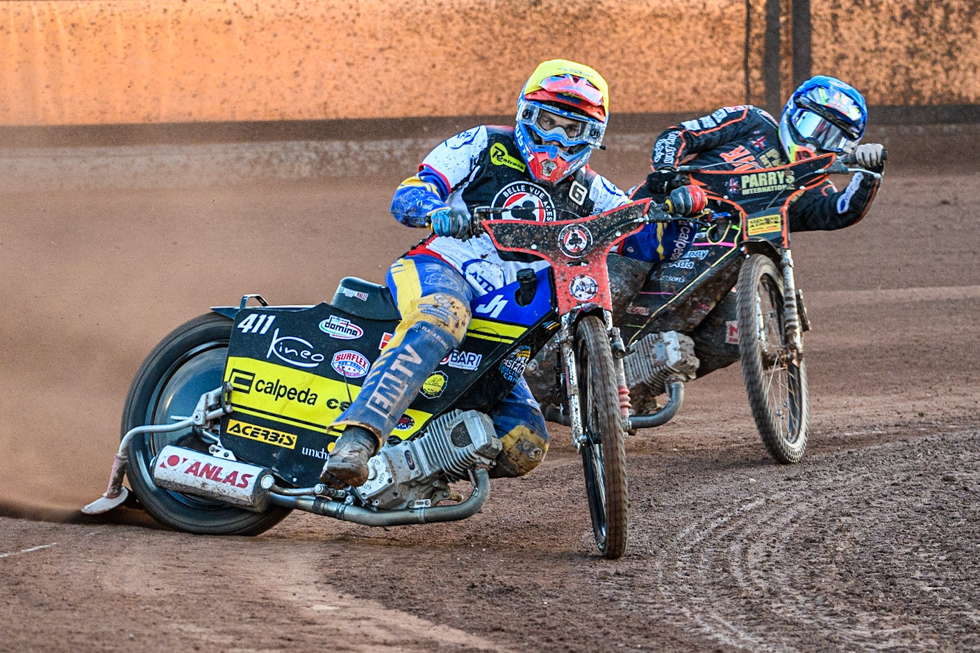 Paco Castagna (White) leads Leon Flint (Blue) during the Sports Insure Premiership match between Wolverhampton Wolves and Belle Vue Aces at Monmore Green Stadium, Wolverhampton on Monday 29th May 2023. (Photo: Ian Charles | MI News)