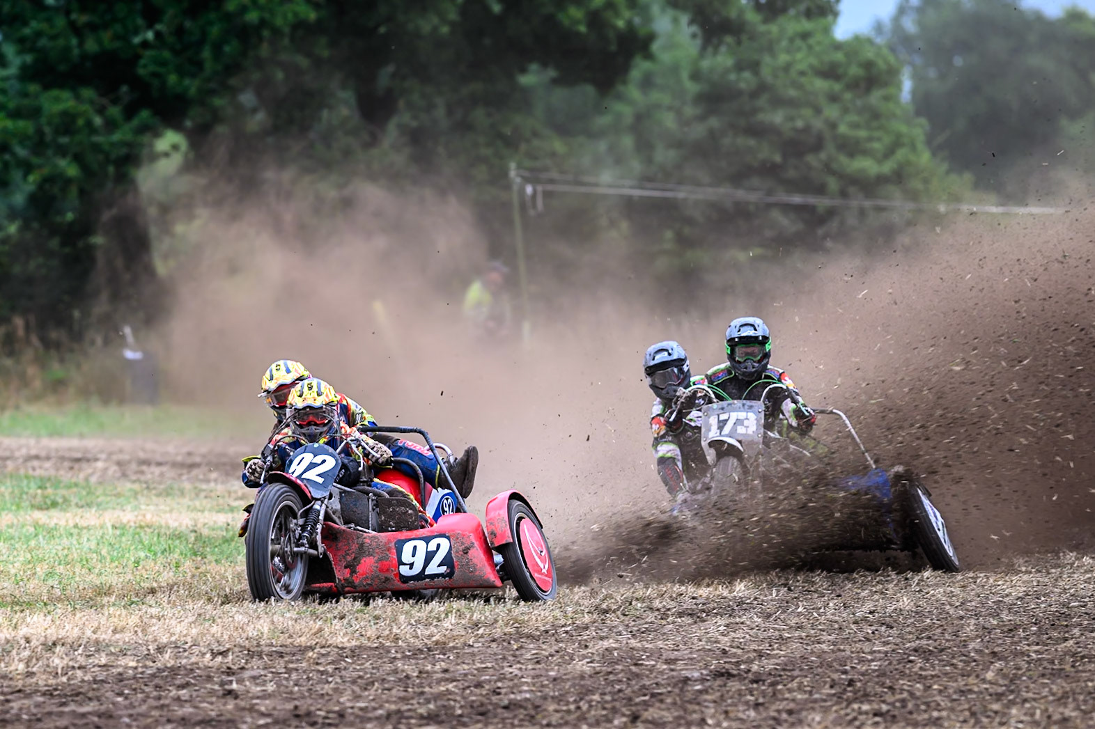 Paul Whitlam and Richard Webb (92) leading Bradley Renolds and Conor Measor (173) in the 1000cc Sidecar class during the ACU Northern Grass Track Riders Championship at Cheshire Grass Track Club, Frog Lane, Knutsford, Cheshire on Sunday 20th July 2025. (Photo: Ian Charles | MI News)