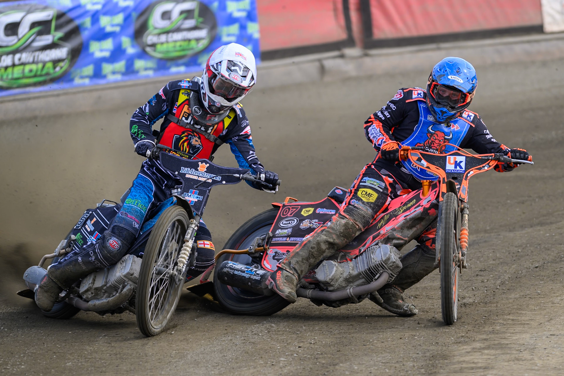 Freddy Hodder of Leicester Lion Cubs  in White rides outside Alex Spooner of Buxton Bulls in Blue during the Challenge match between Buxton Bulls and Leicester Lion Cubs at Hi-Edge Speedway, Buxton on Sunday 26th April 2026. (Photo: Ian Charles | MI News)