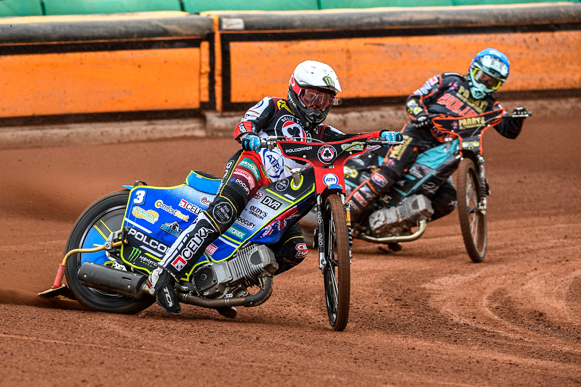 Jaimon Lidsey (White) leads Ryan Douglas (Blue) during the Sports Insure Premiership match between Wolverhampton Wolves and Belle Vue Aces at Monmore Green Stadium, Wolverhampton on Monday 10th July 2023. (Photo: Ian Charles | MI News)