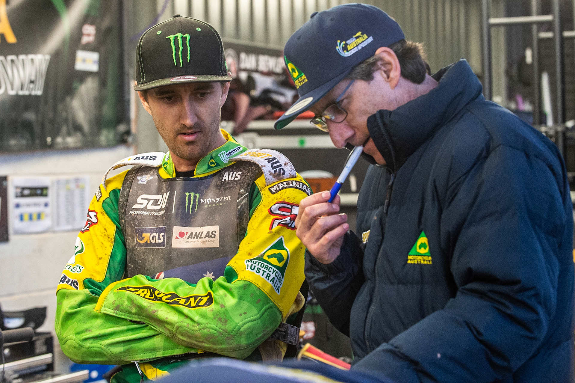 Photo: Ian Charles

Chris Holder (left) looks on as Mark Lemon considers his options 


Monster Energy FIM Speedway Of Nations, Race Off 2, Belle Vue National Speedway Stadium, Manchester 7 May  2019