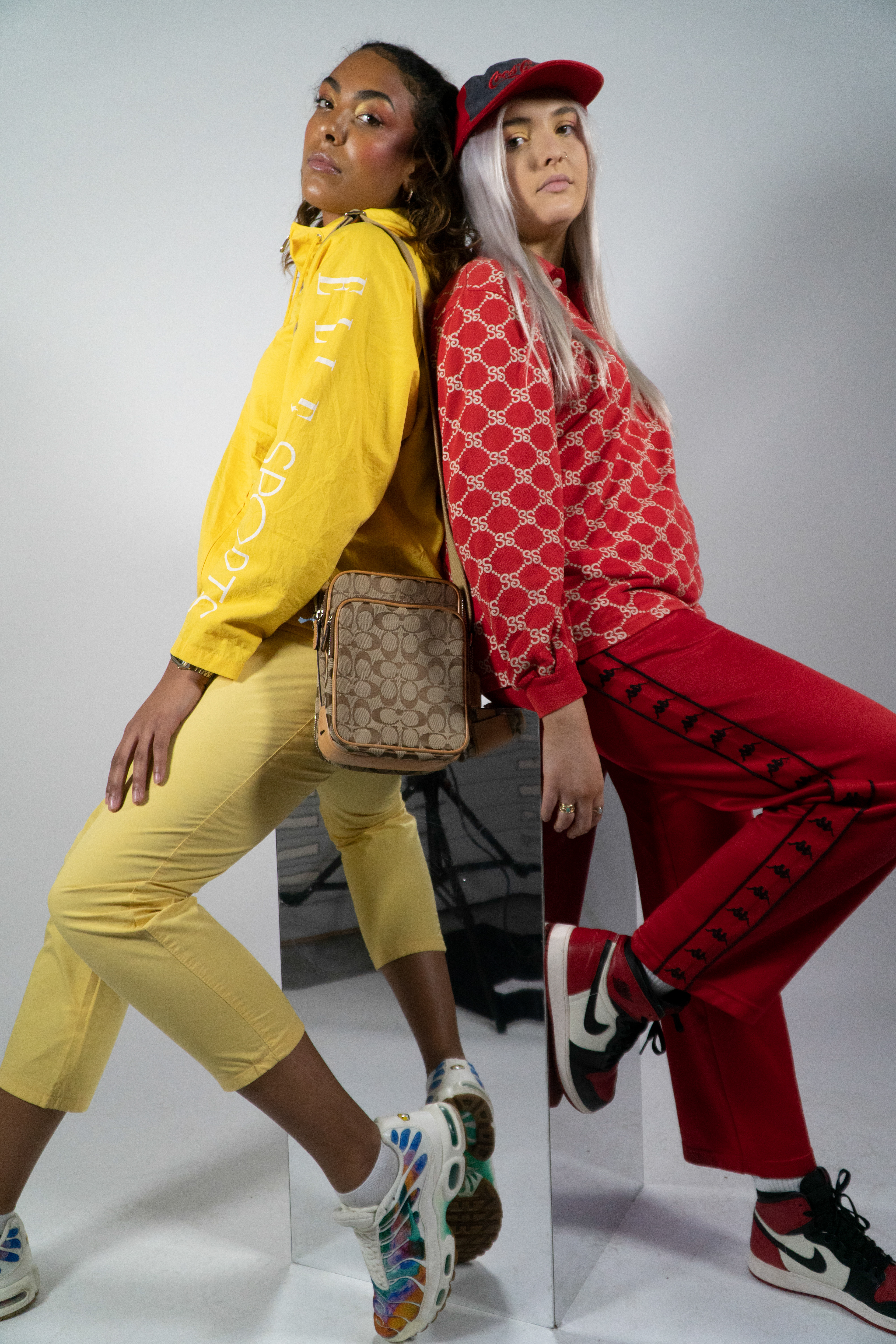 Second year undergraduate project, working with the vintage brand Retroflex. A Group project, worked on the styling and art direction. Photography: @tectarol