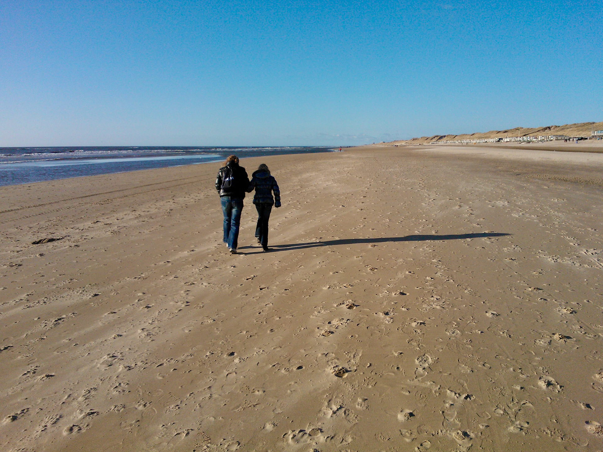 Lekker even uitwaaien op het strand van Egmond aan Zee