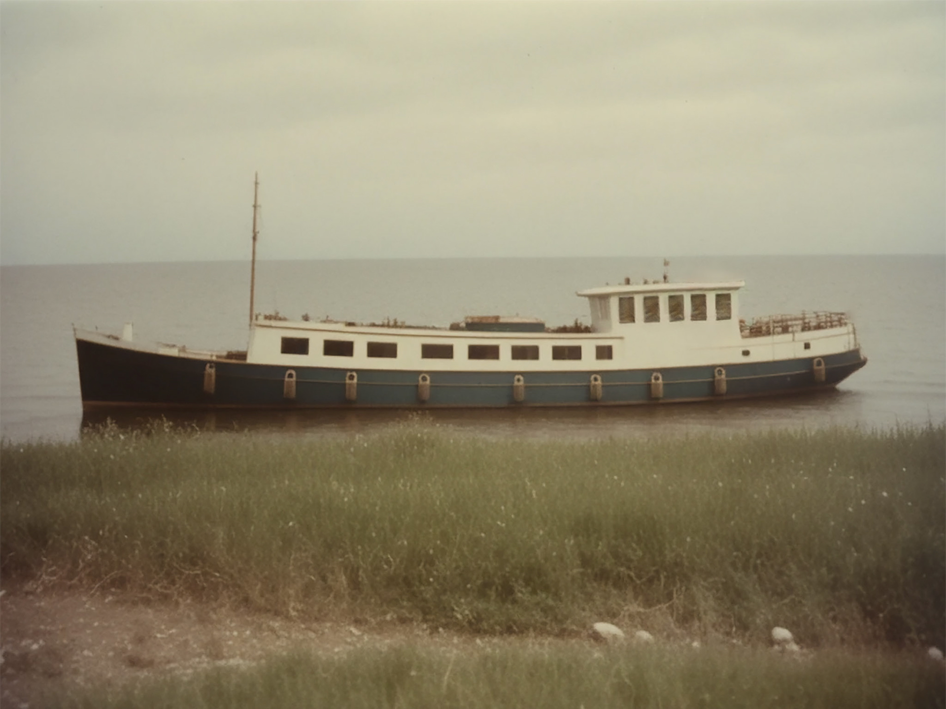 Vitage Image Ship Green