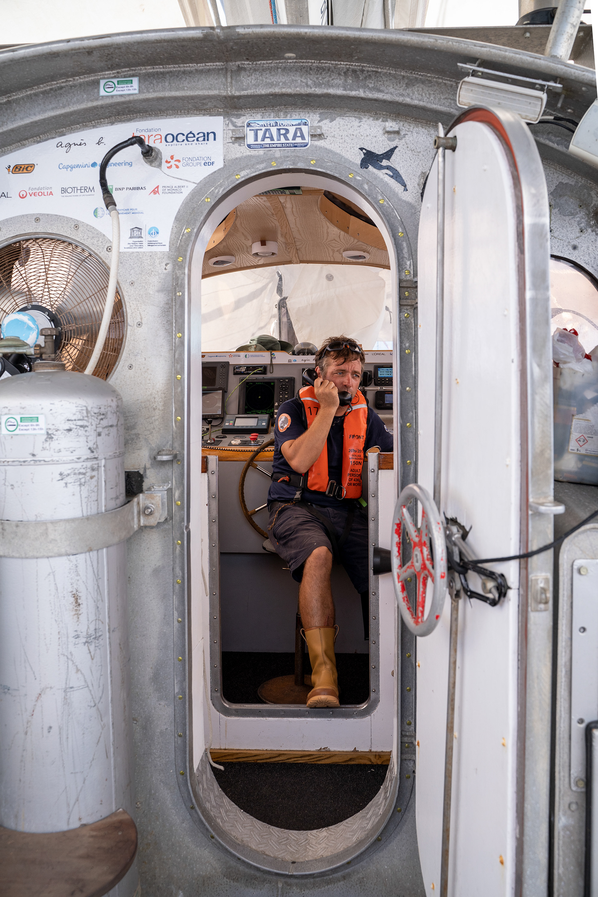 Alain Prieur dans la timonerie, 2021