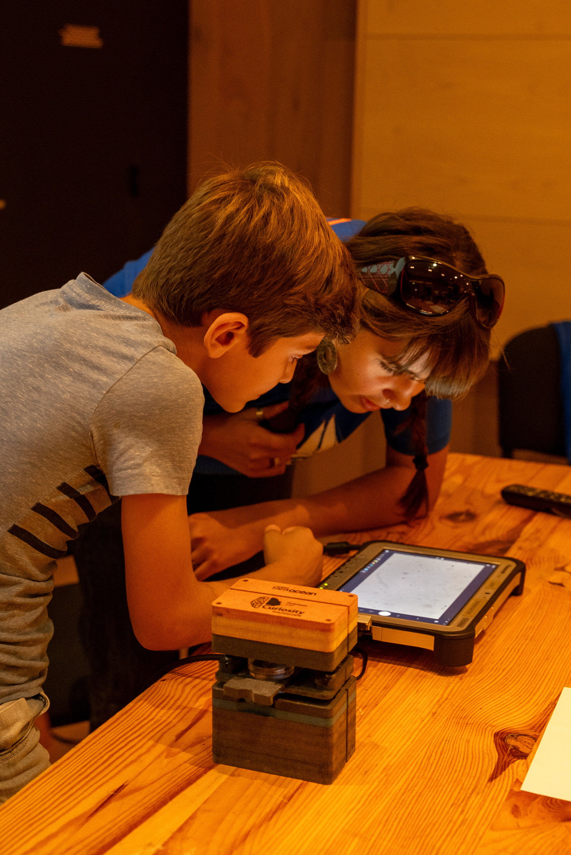 Observation du plancton grâce au microscope Curiosity lors de l'escale à La Rochelle, 2023