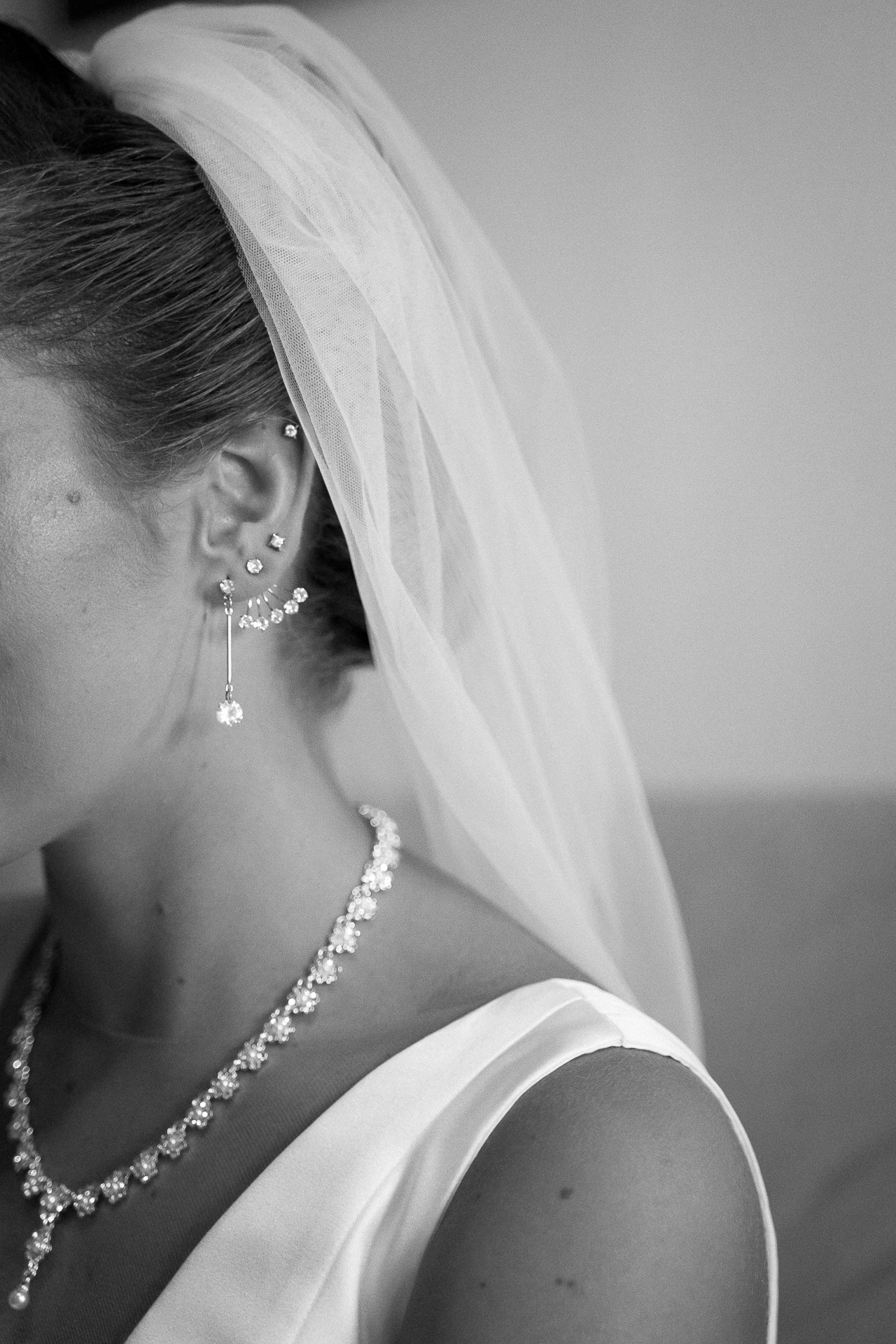 Fotografia di Arianna Macherelli, specializzata in Fotografia di Matrimonio, dettaglio dei gioielli della sposa e del velo