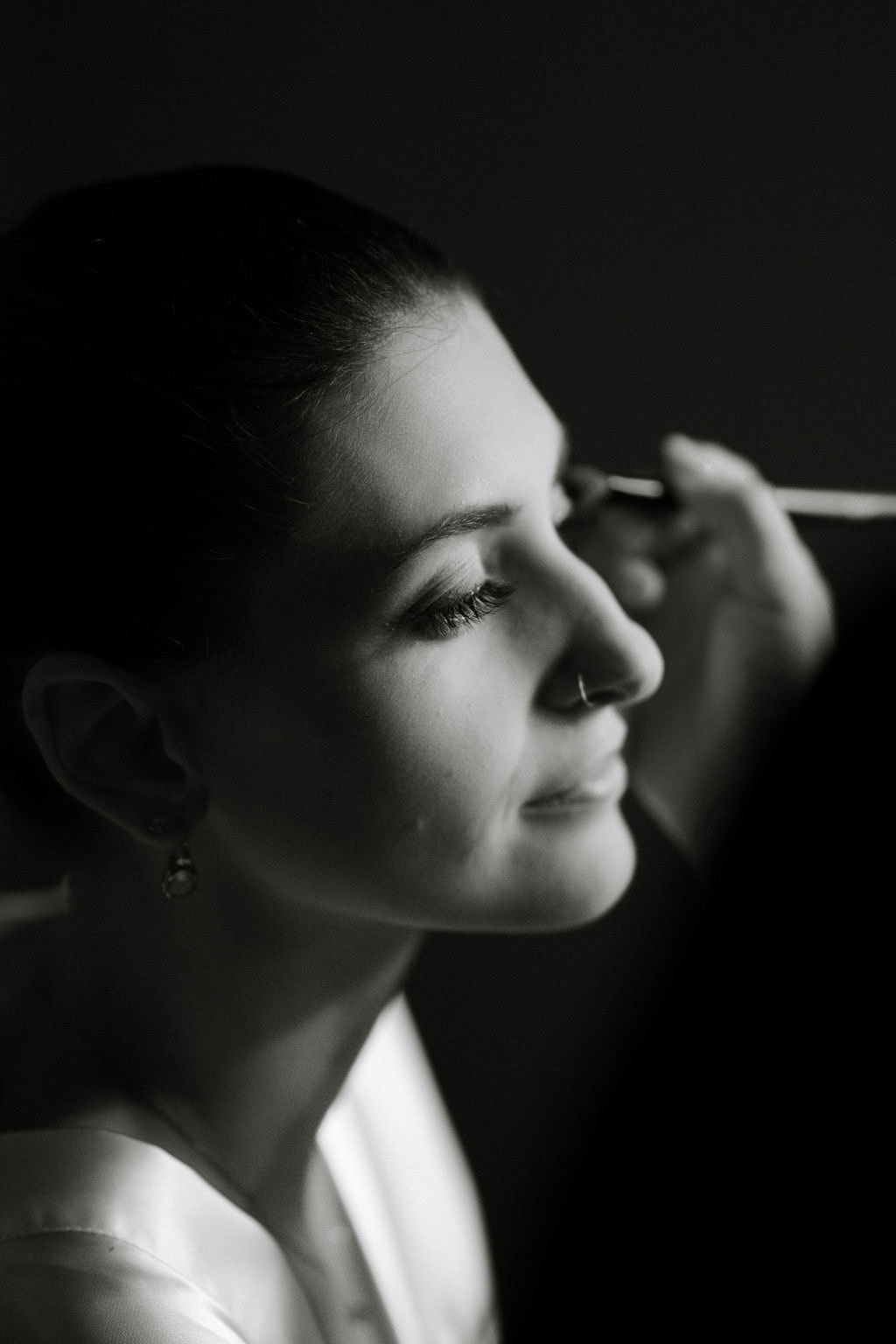 Fotografia di Arianna Macherelli, specializzata in Fotografia di Matrimonio, primo piano Sposa mentre viene truccata