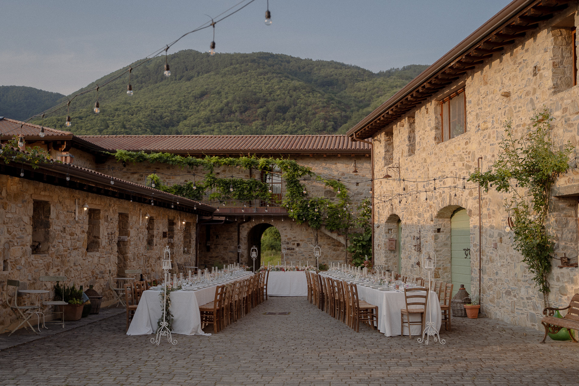 Fotografia di Arianna Macherelli, specializzata in Fotografia di Matrimonio, ambientazione di agriturismo rustico con tavoli apparecchiati