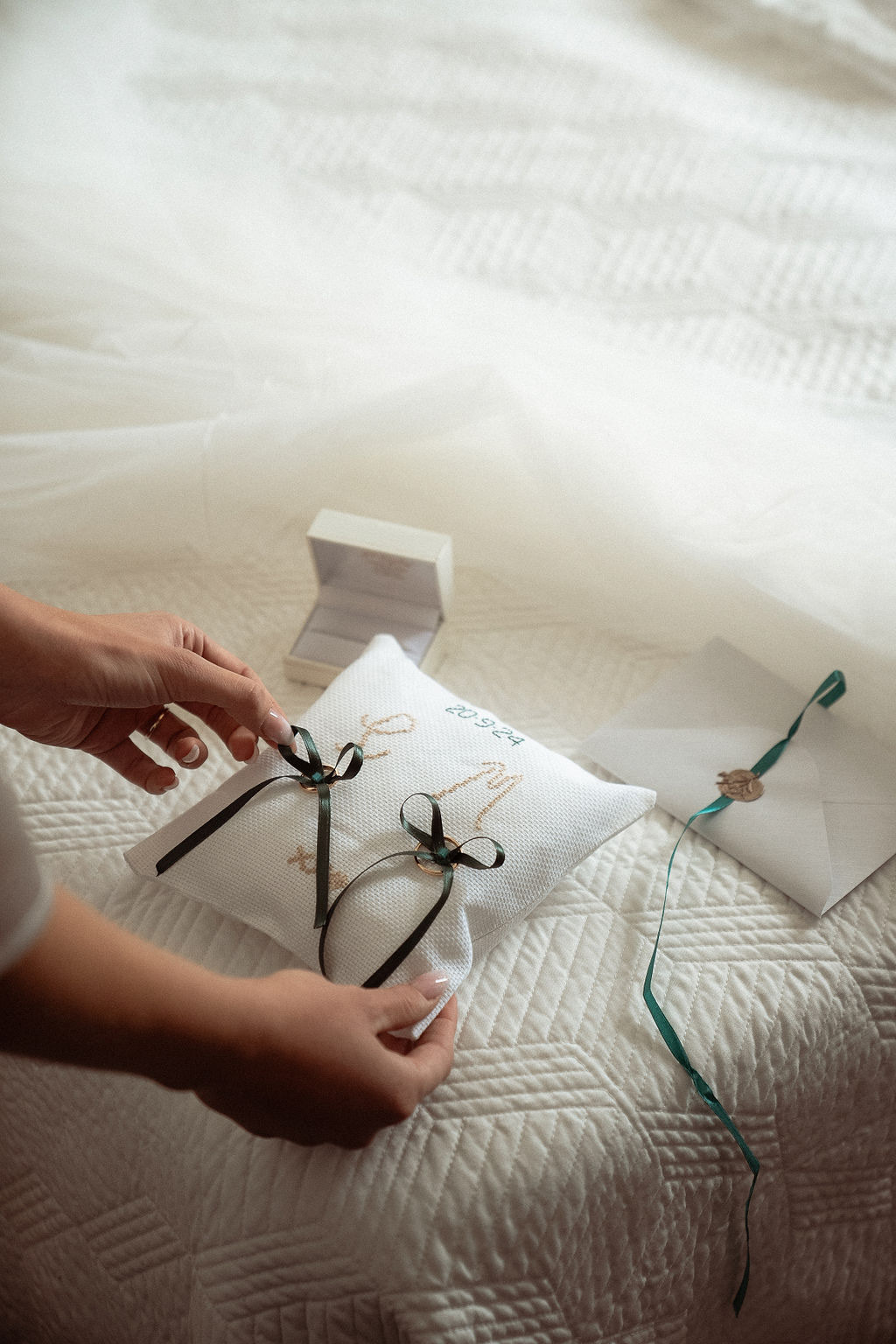 Fotografia di Arianna Macherelli, specializzata in Fotografia di Matrimonio, dettaglio delle mani che sistemano gli anelli nuziali