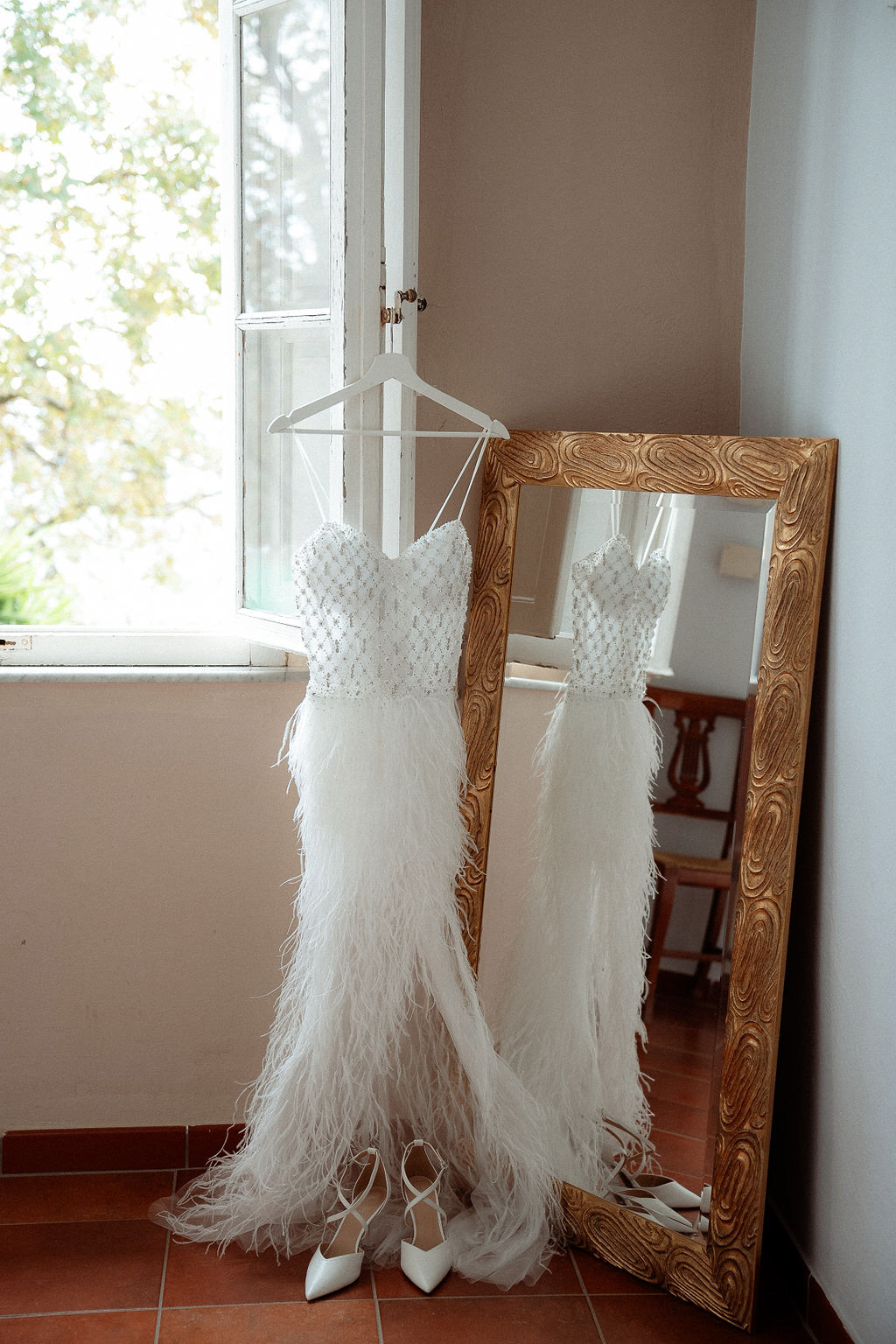 Fotografia di Arianna Macherelli, specializzata in Fotografia di Matrimonio, dettaglio dell'abito da sposa accanto ad uno specchio