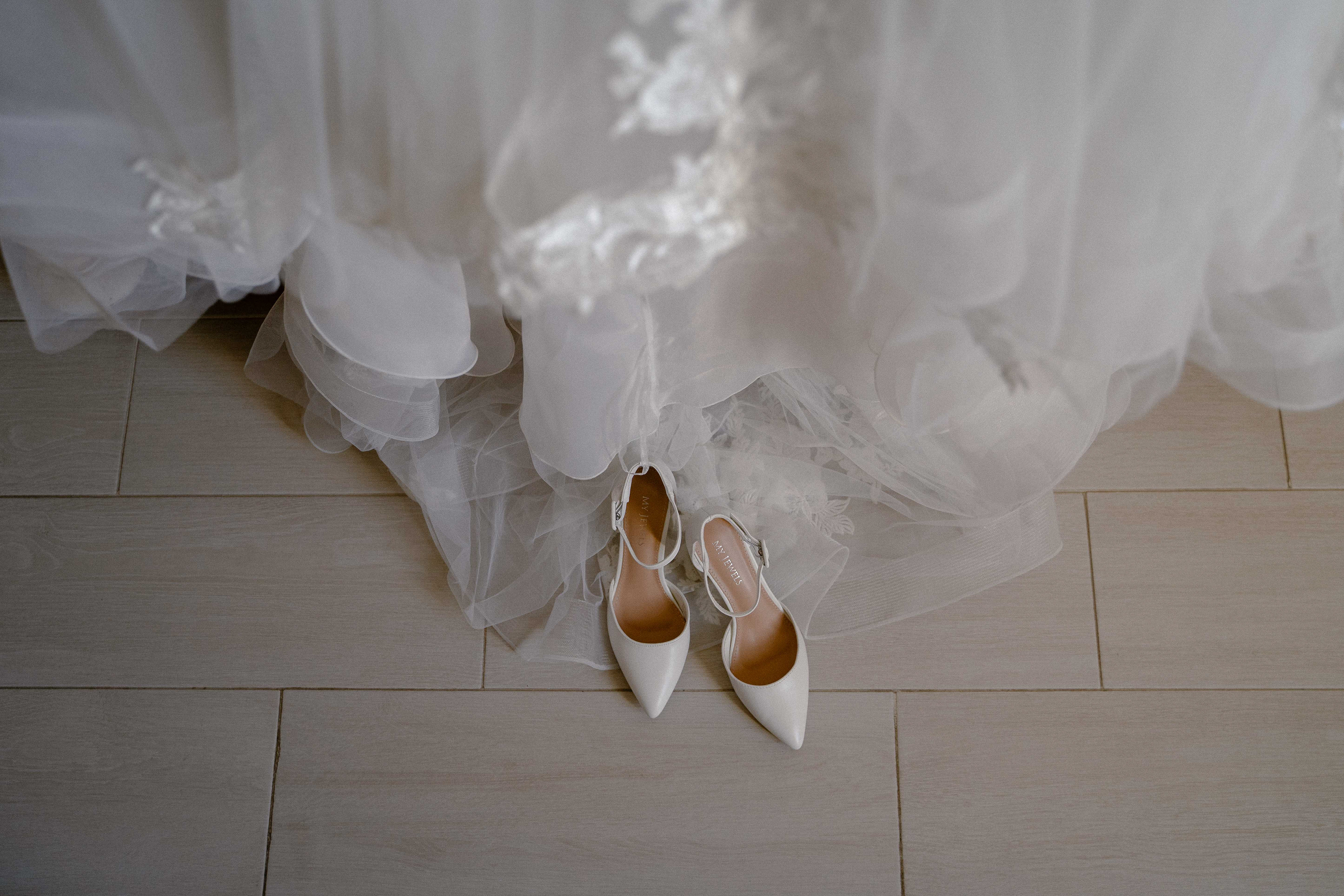 Fotografia di Arianna Macherelli, specializzata in Fotografia di Matrimonio, dettaglio di scarpe e abito da sposa