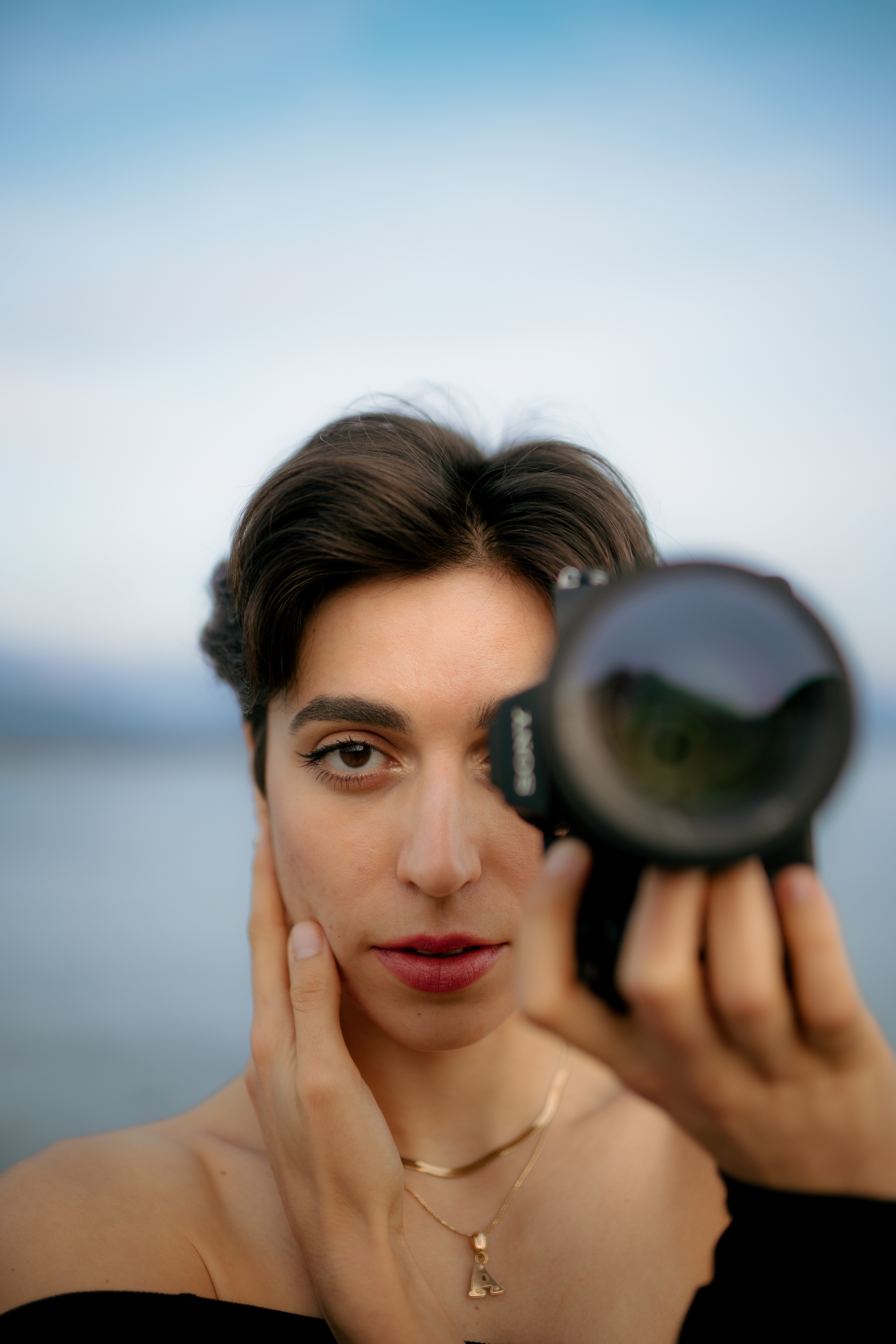 Arianna Macherelli, fotografa professionista di Ritratti e Matrimonio, base Lucca, Toscana. Autoritratto, malinconico, blu, autentico, evocativo.